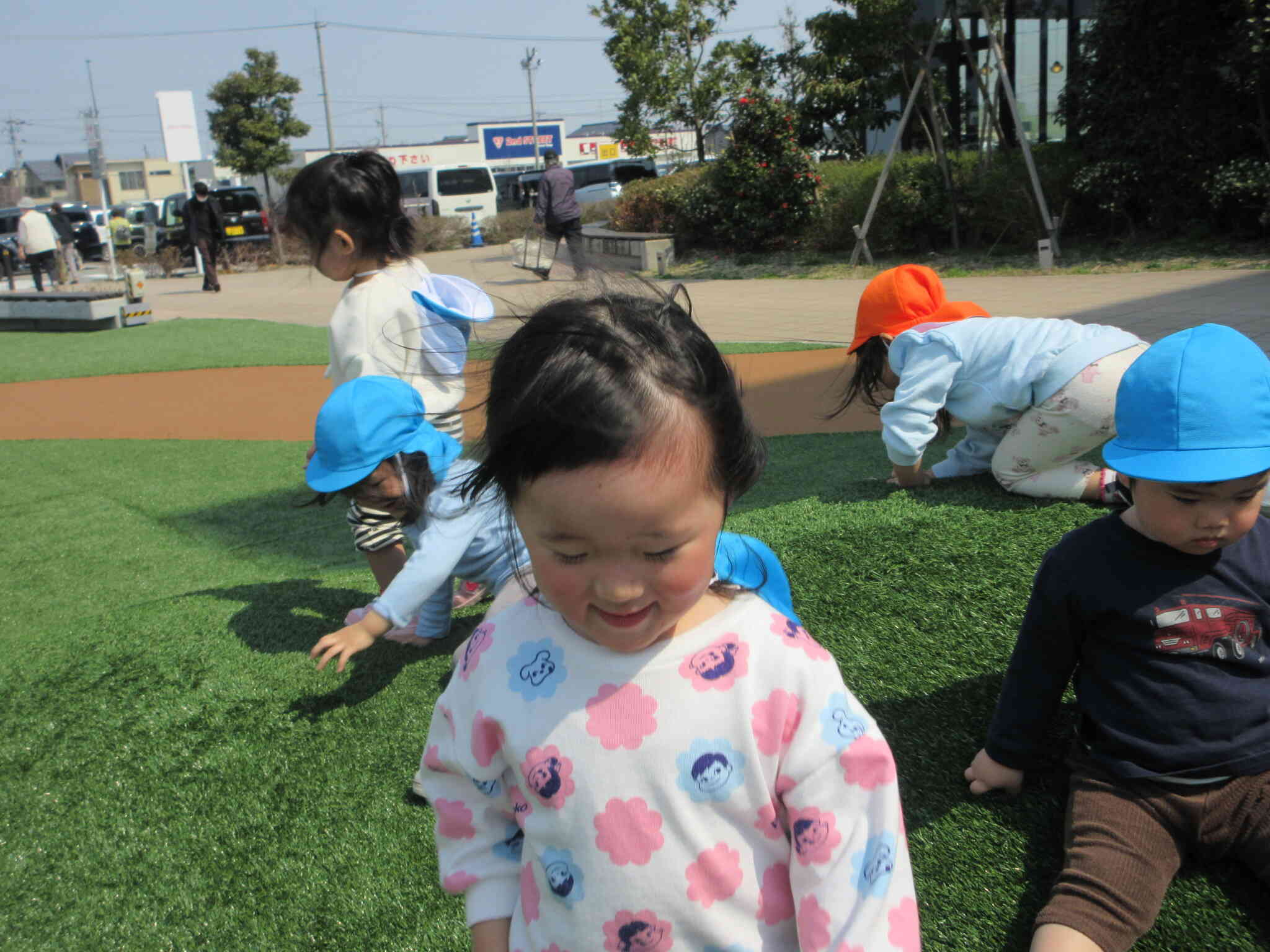 風で、帽子がファ～