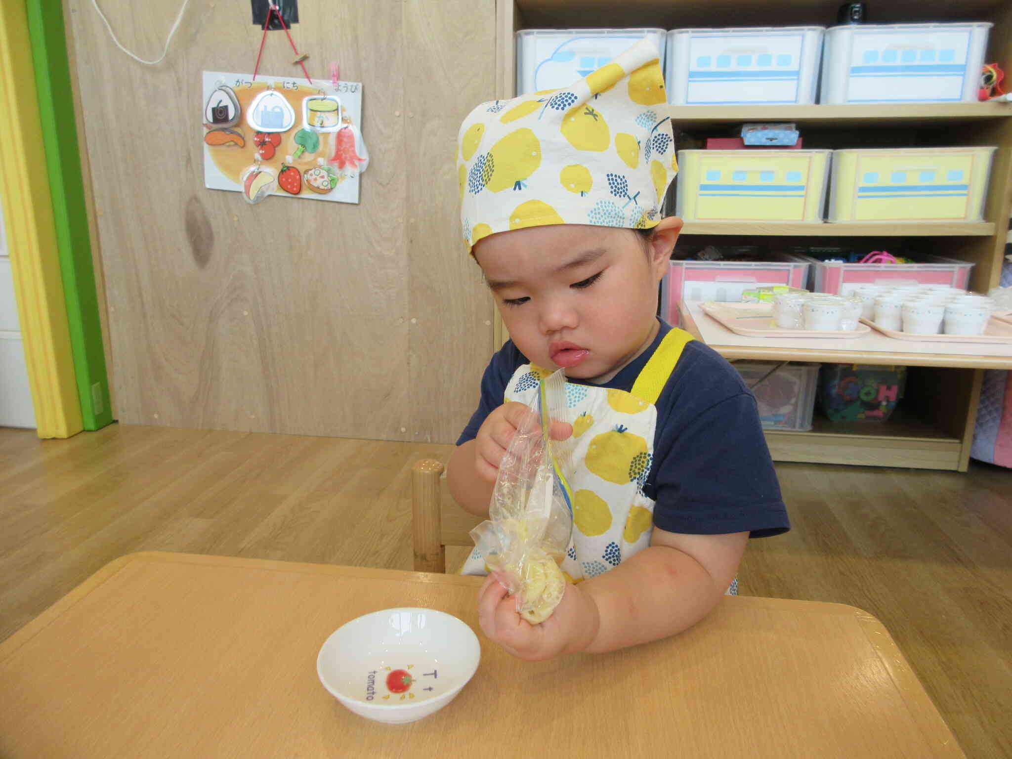 真剣な顔で、バナナをぎゅっぎゅっ！