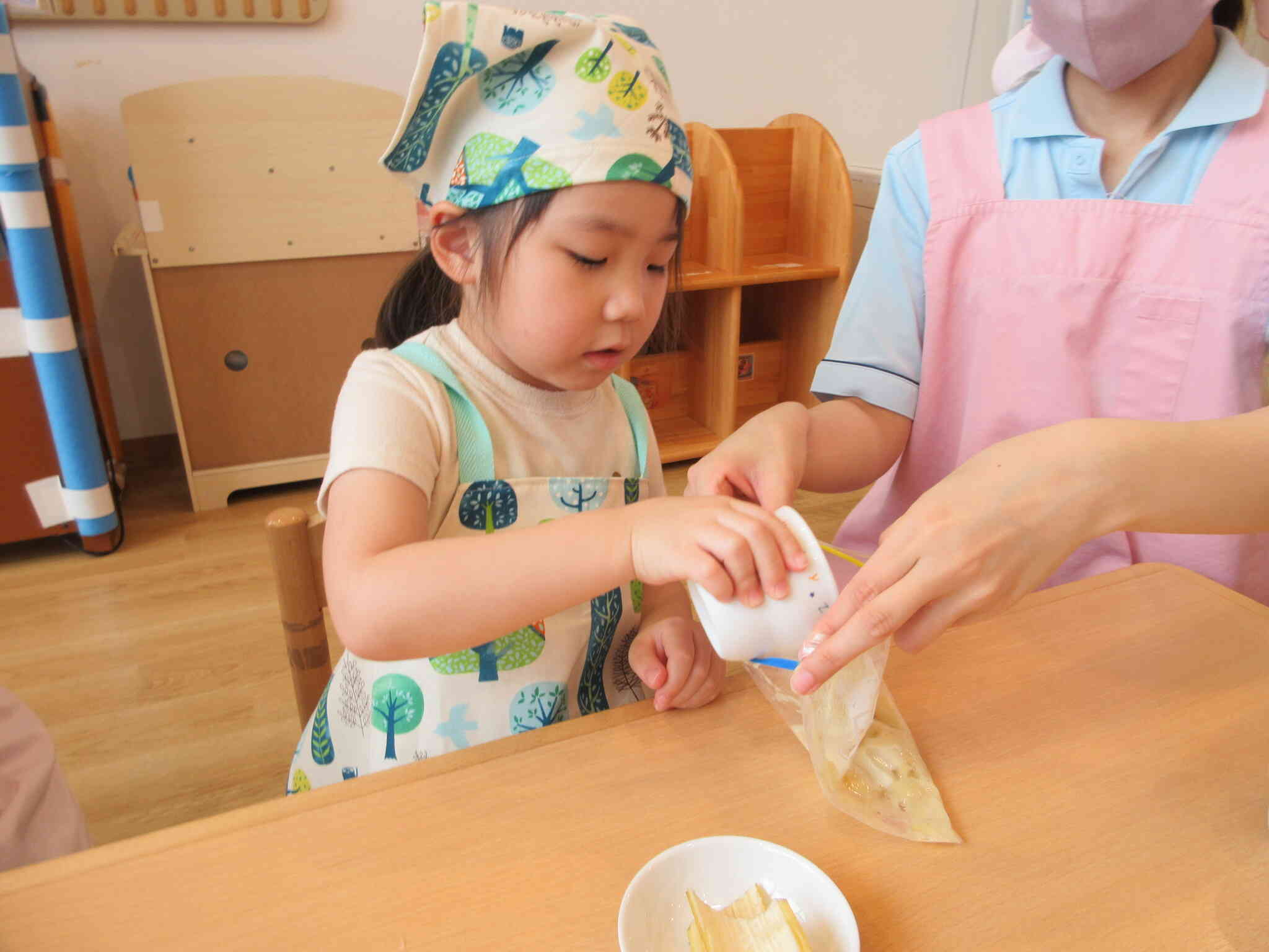 慎重に、慎重に…豆乳をそぉーっとね。