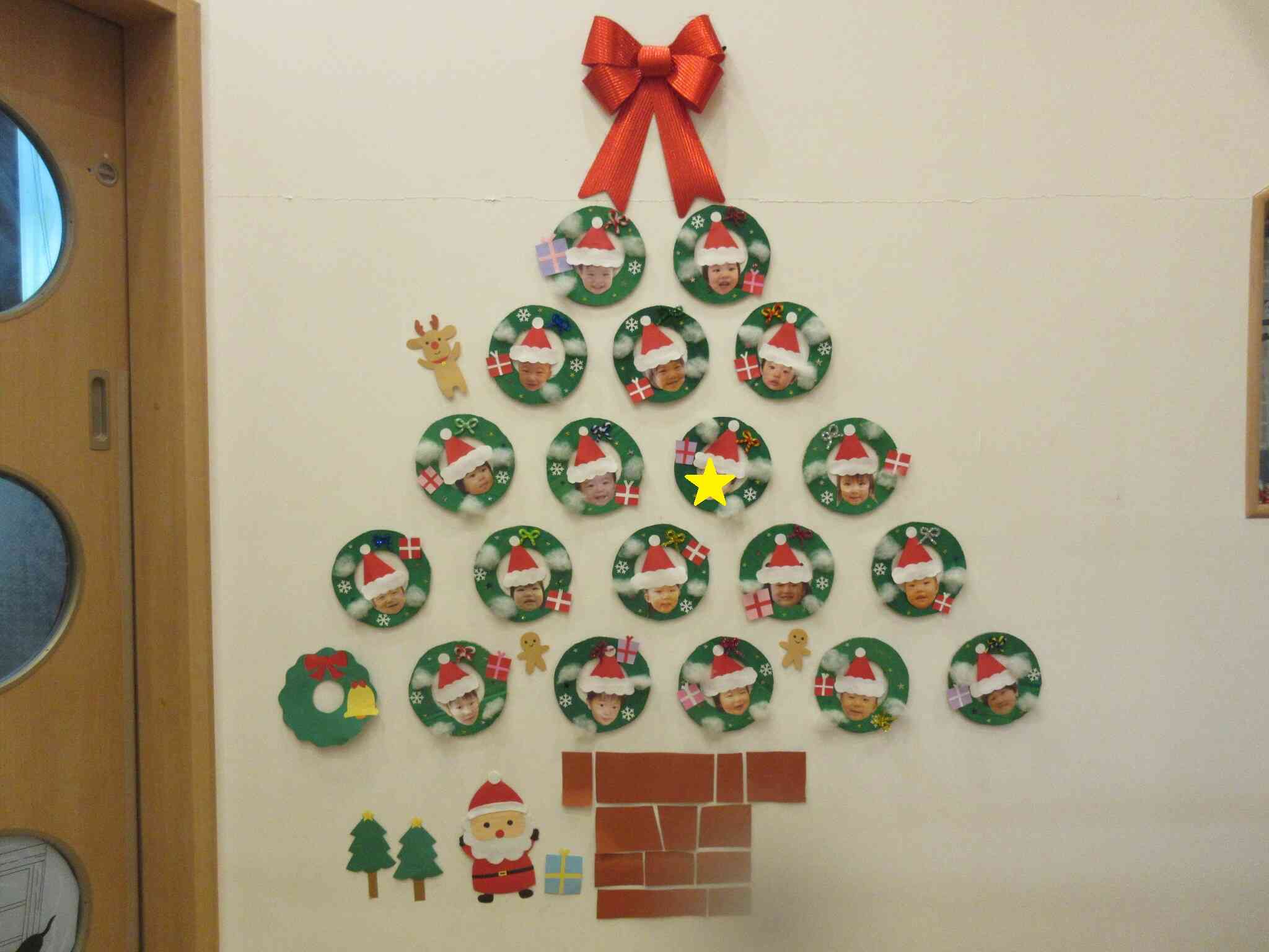 12月になりました♡玄関の壁面もクリスマス仕様に飾り付けしましたよ!