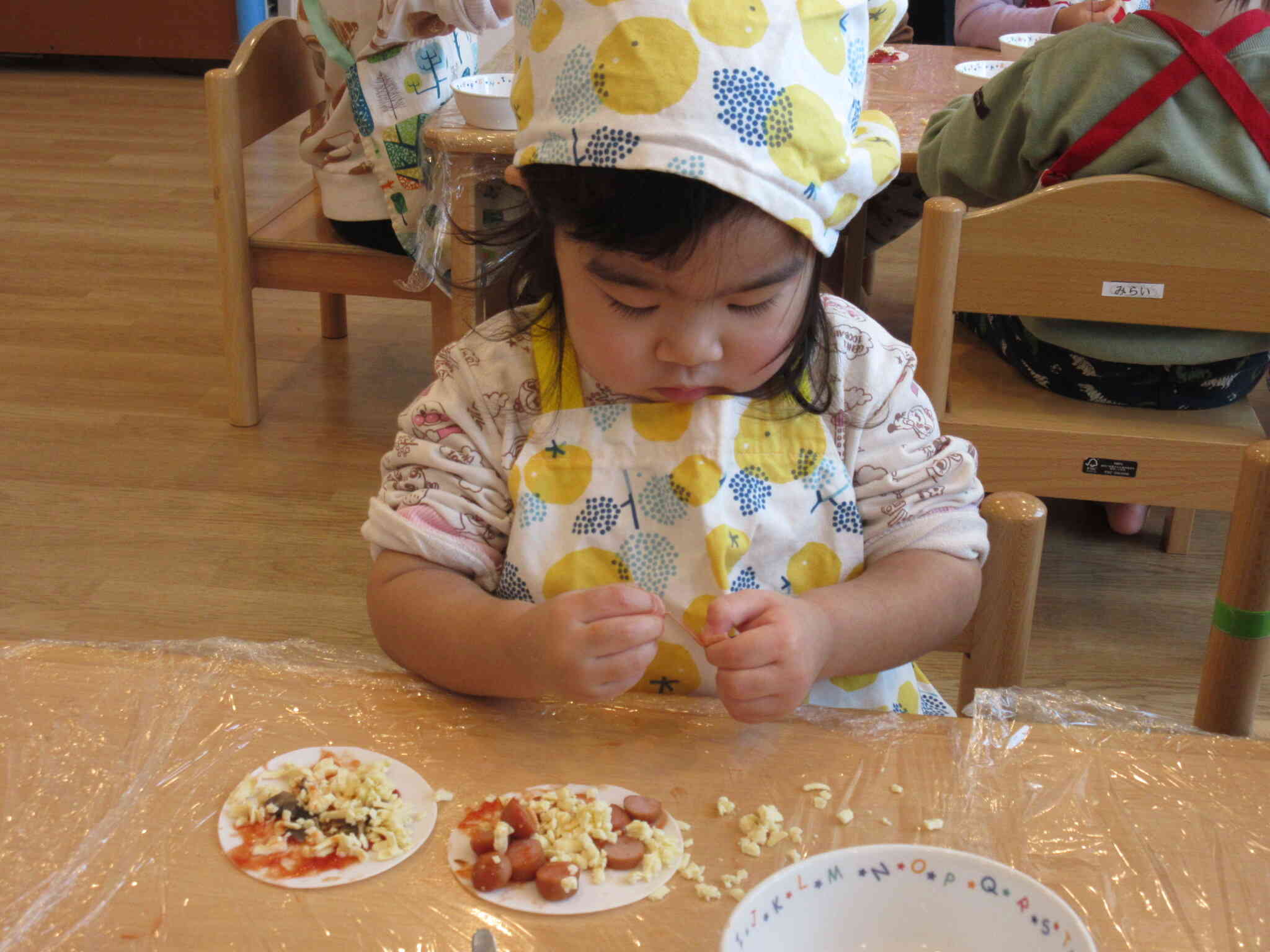 トッピング中は真剣そのもの！！