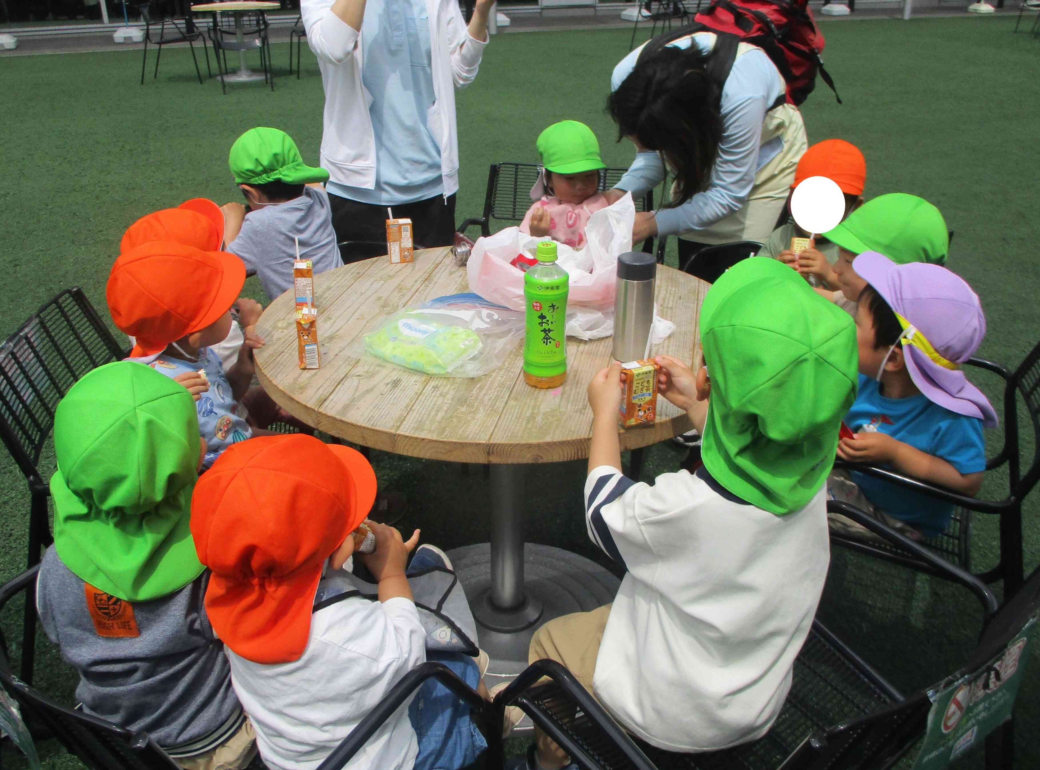 お外で食べるおやつは美味しいね♡