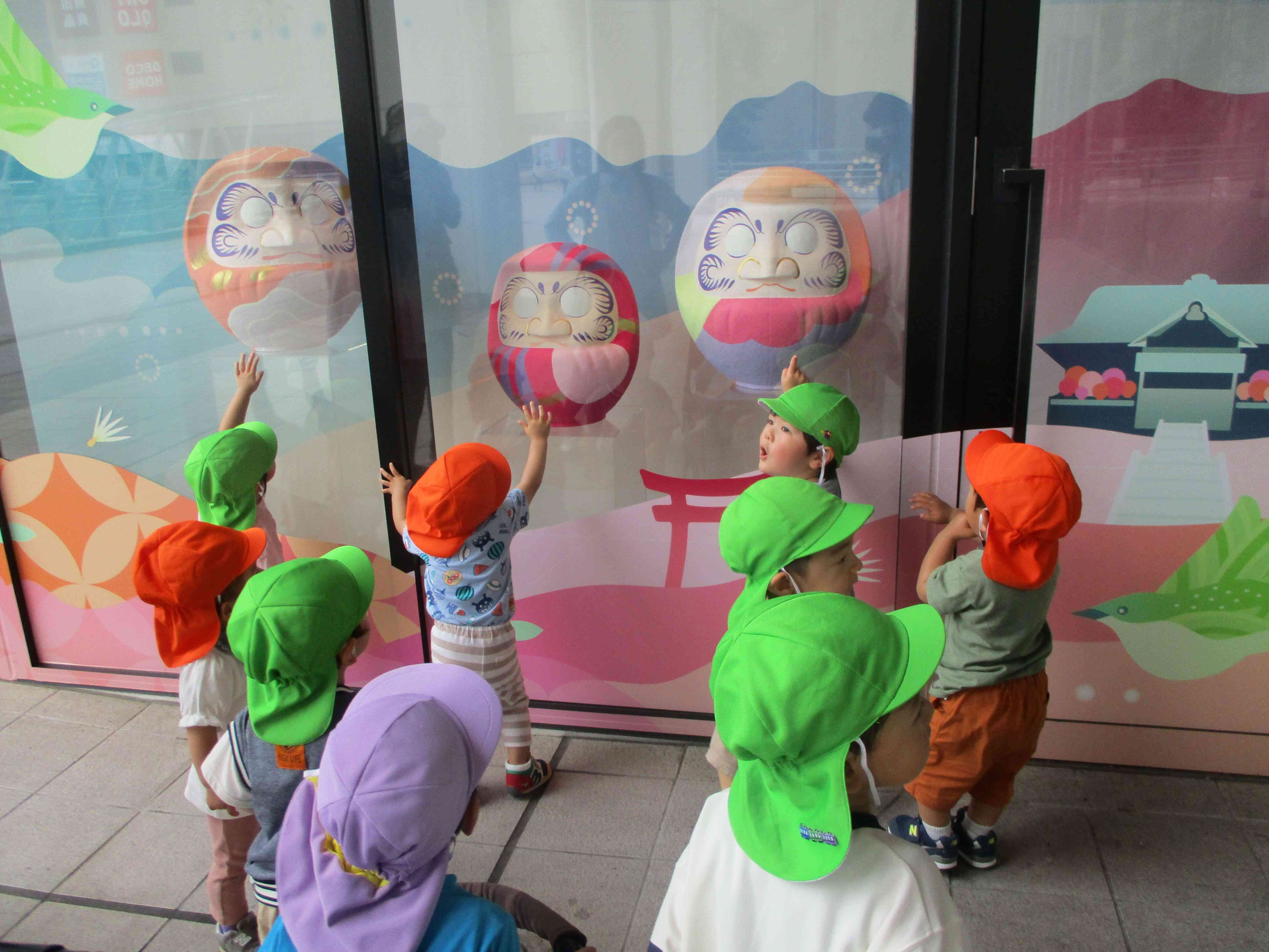 いろんな色のだるまだー！