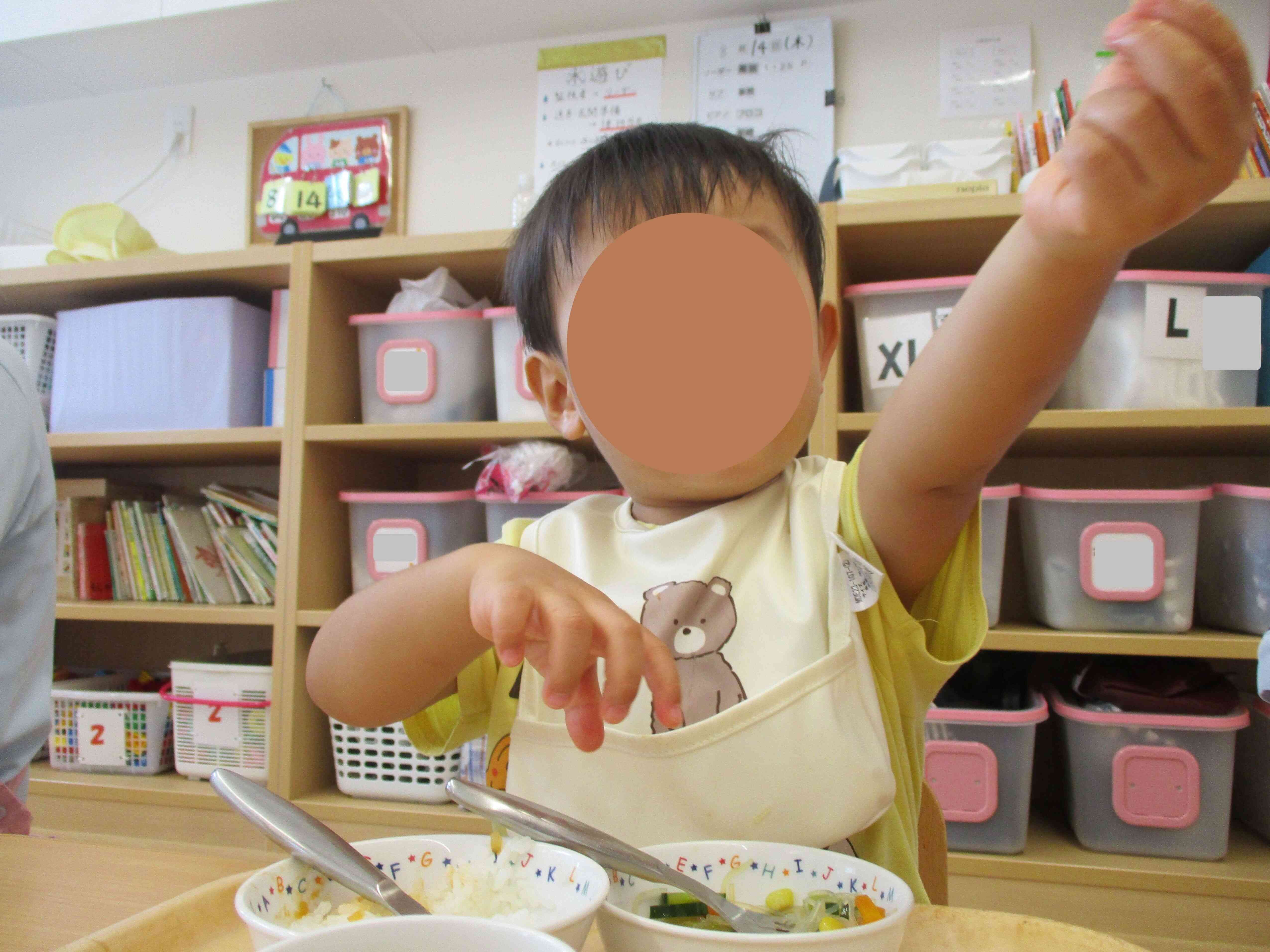 サラダに入っているコーンをつまんで「これなあに？」