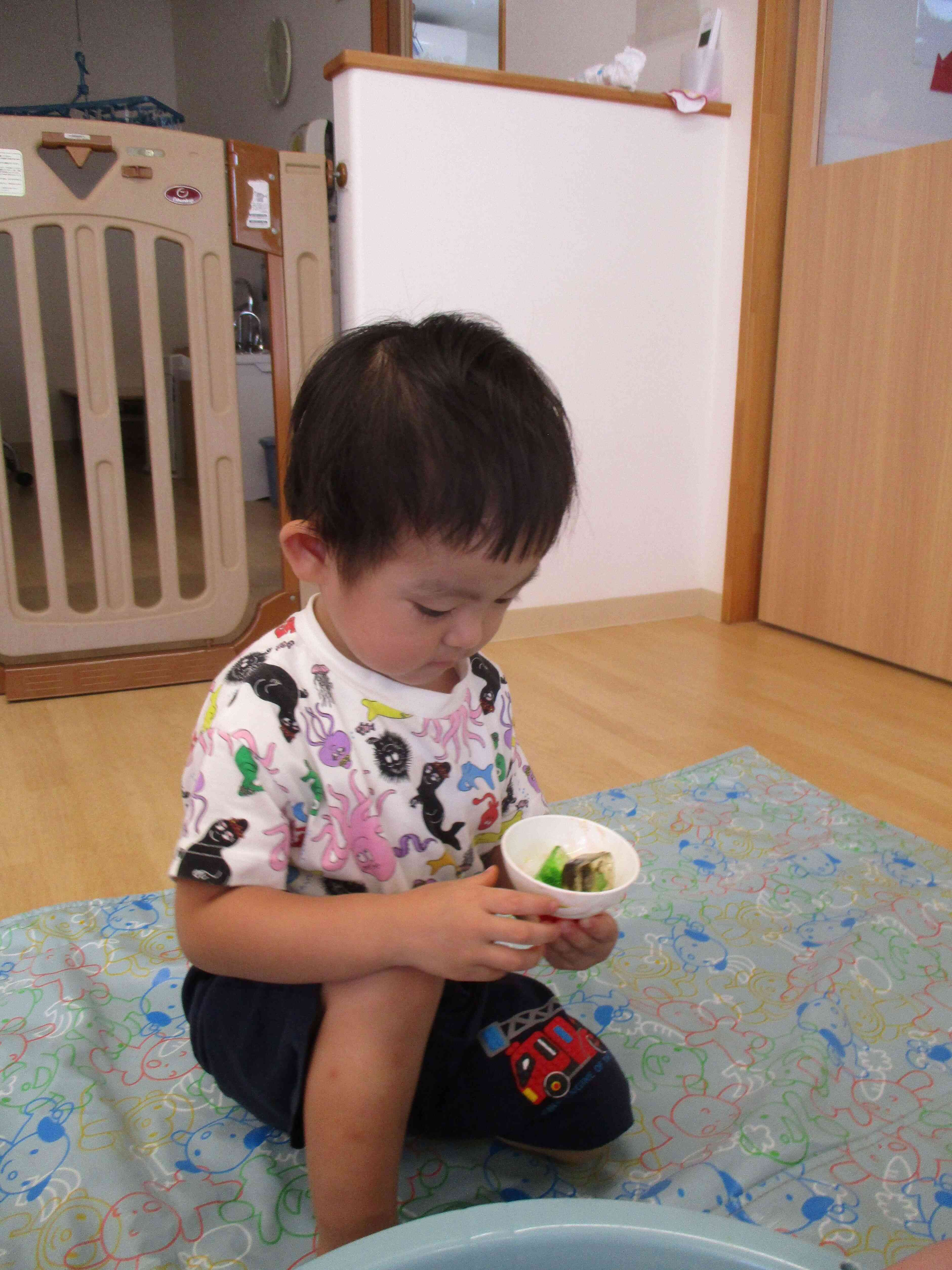 色付き氷を使っておままごと遊び♪