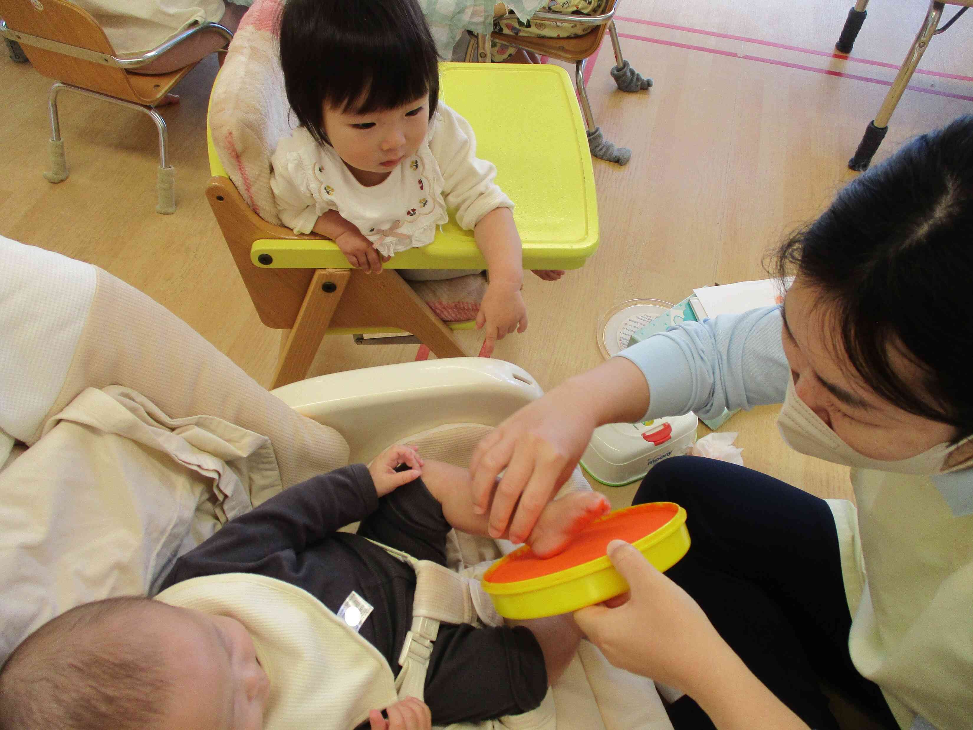 かわいいあんよをぺったんこ♪