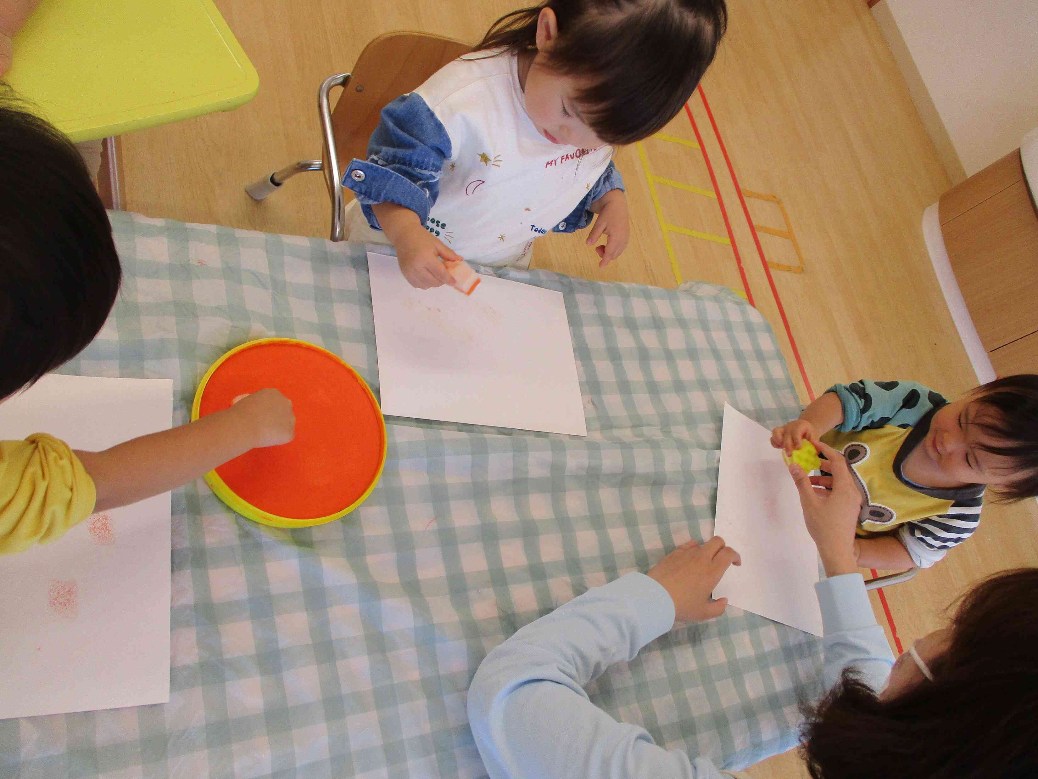 スポンジを使ってお馬さんの顔を作ったよ！