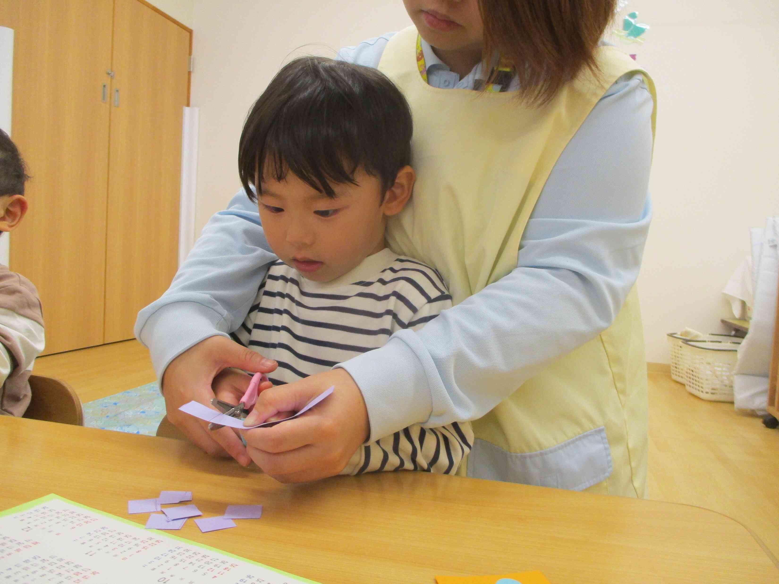 線に合わせてハサミでチョキチョキ♪