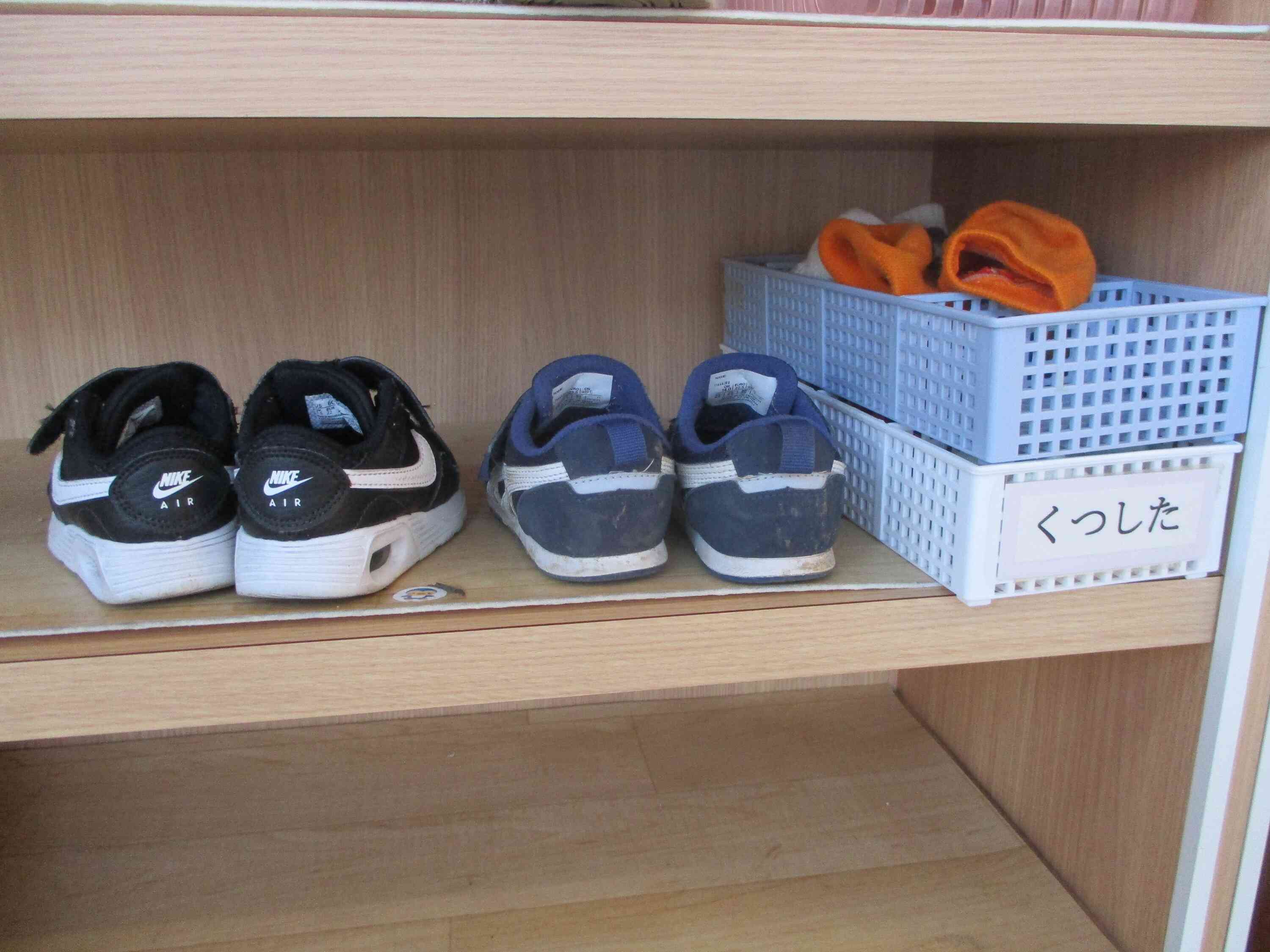 玄関で脱いだ靴下も自分でしまいます