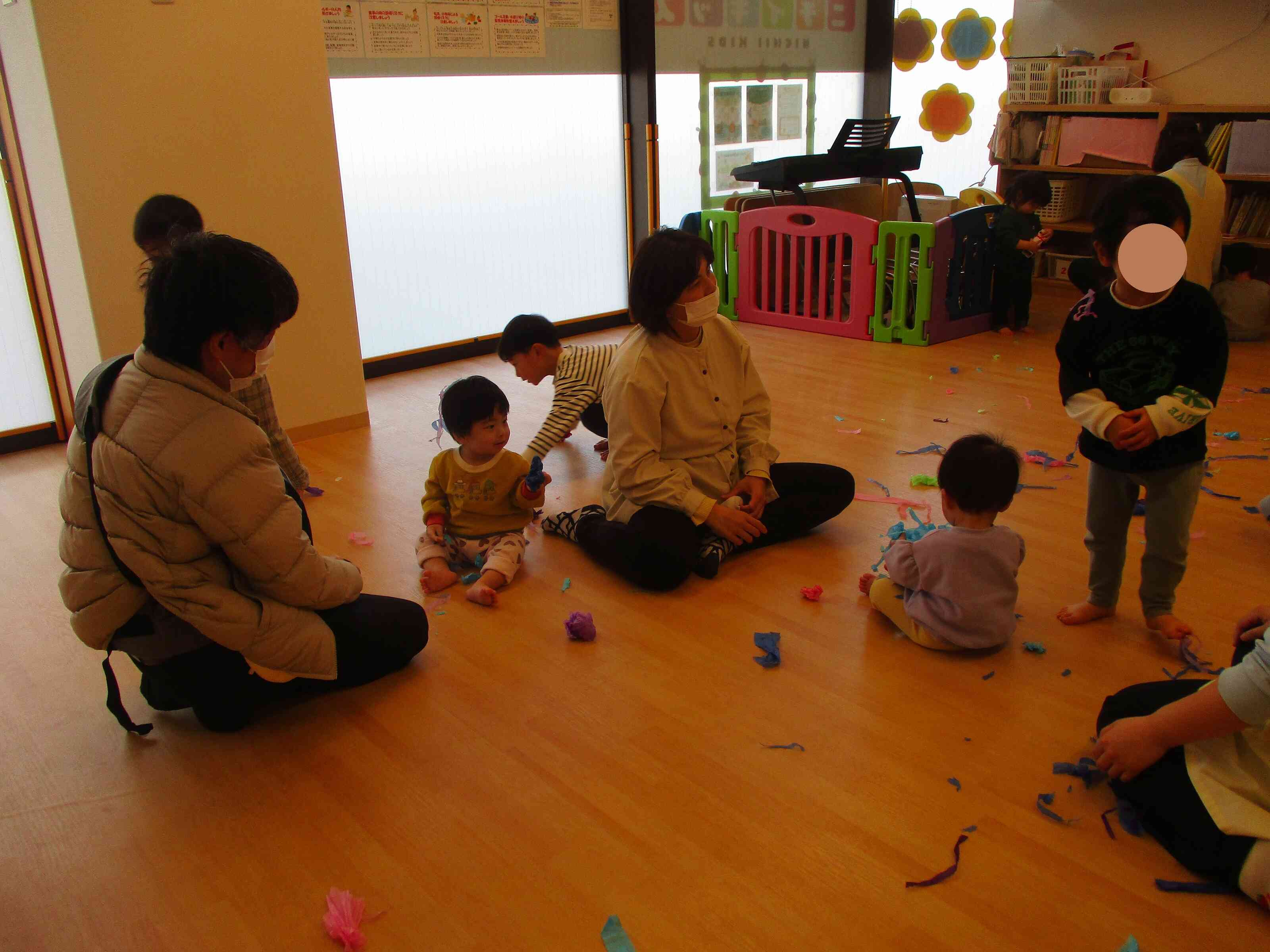 室内では色紙遊びをしました