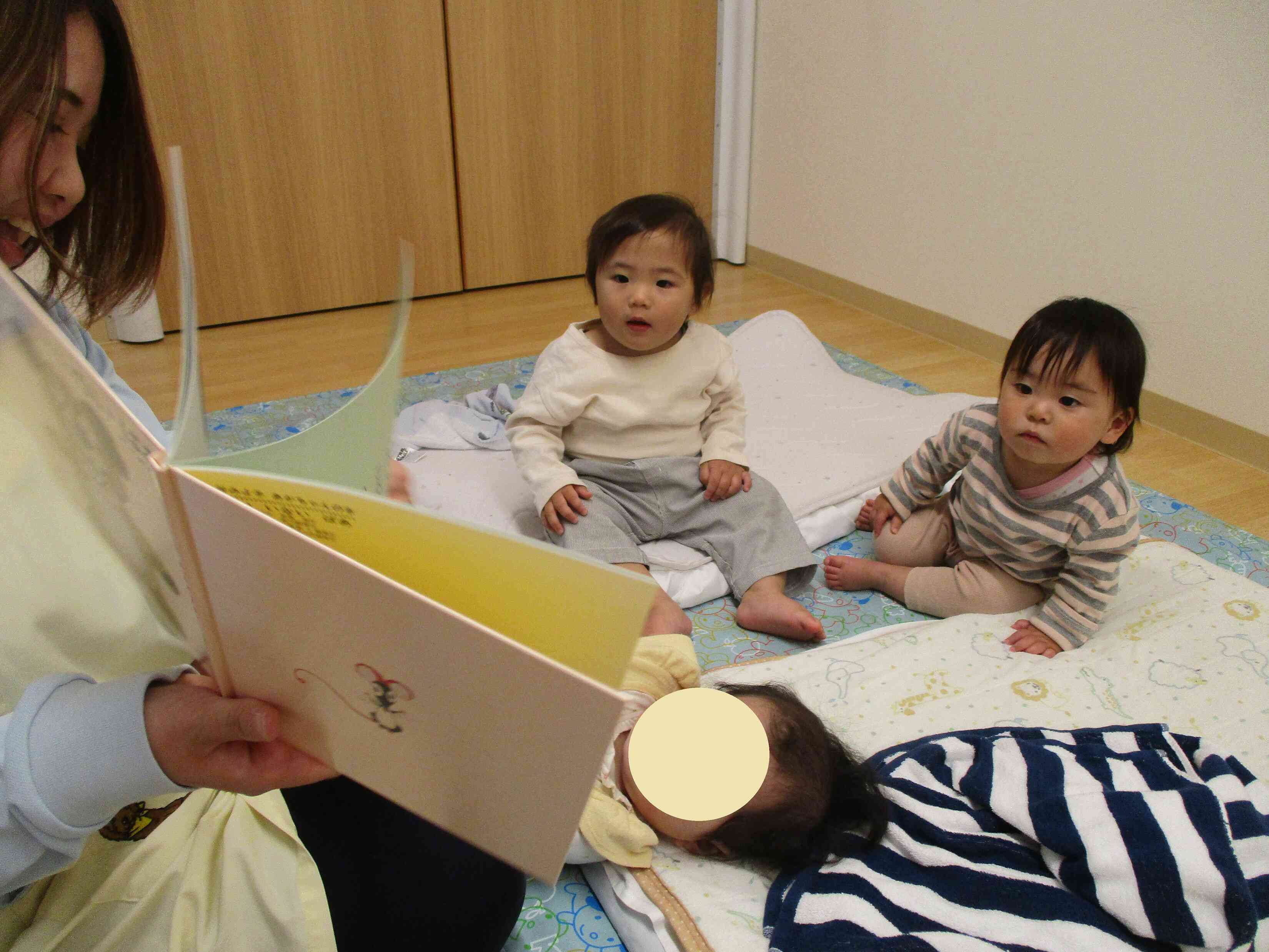 お昼寝前の読み聞かせ時間・・・