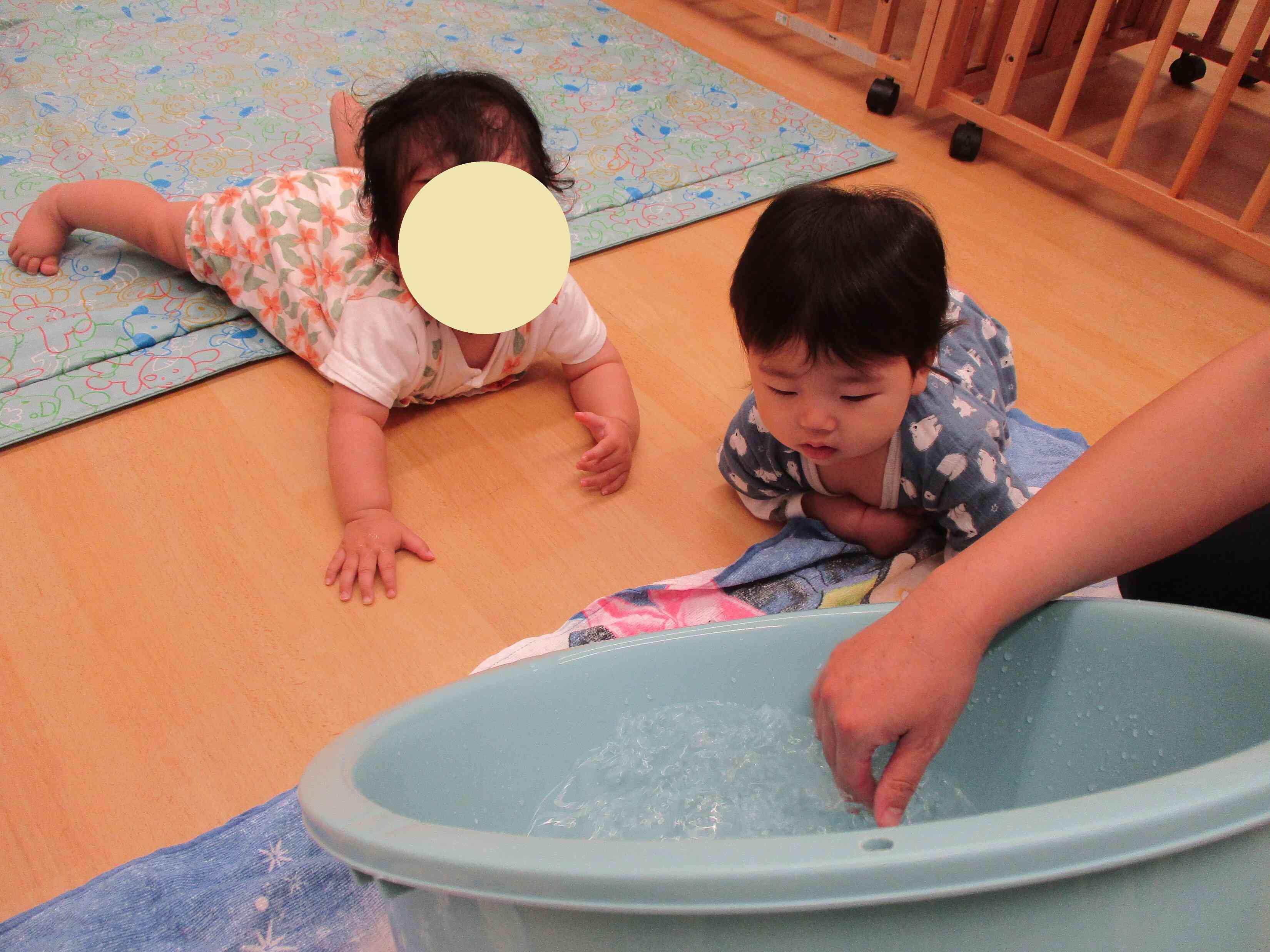 思いっきり水遊び～０歳児クラス～