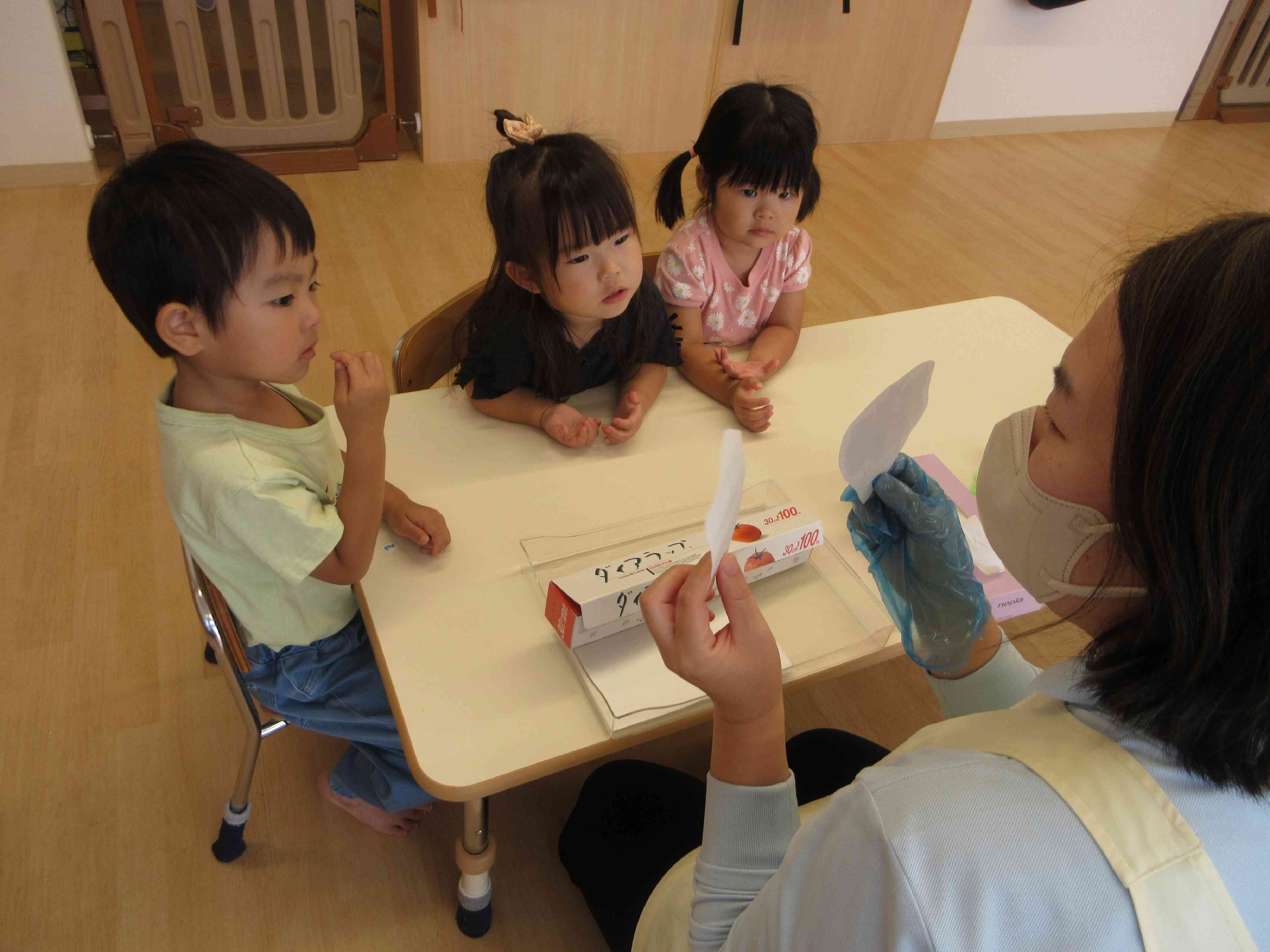 2歳児クラスで製作中！