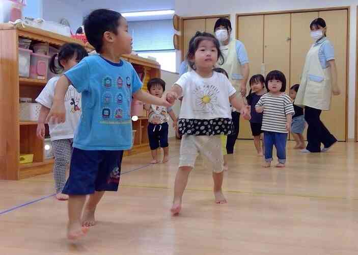 今日はリズム遊びの日。音楽に合わせて歩いてみよう。