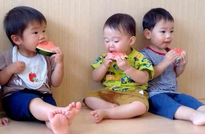 すいか割りの後は、皆でパクリ。