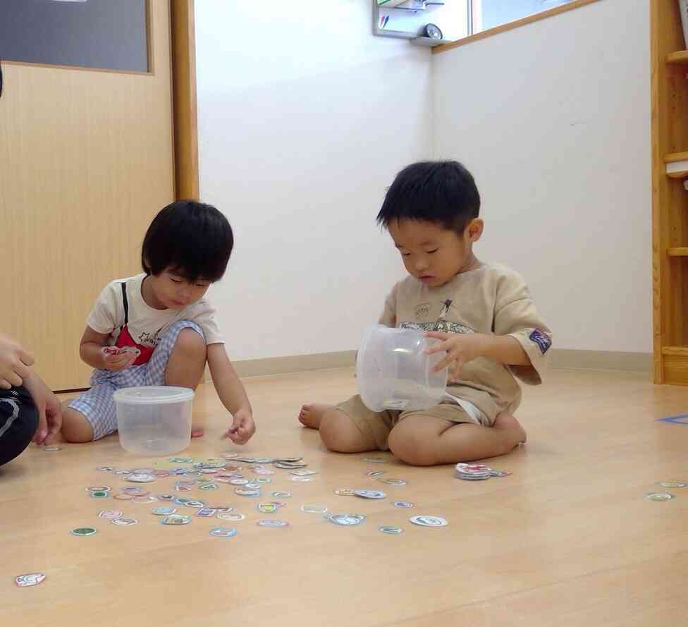 同じ絵柄を見つけて、カード遊び。