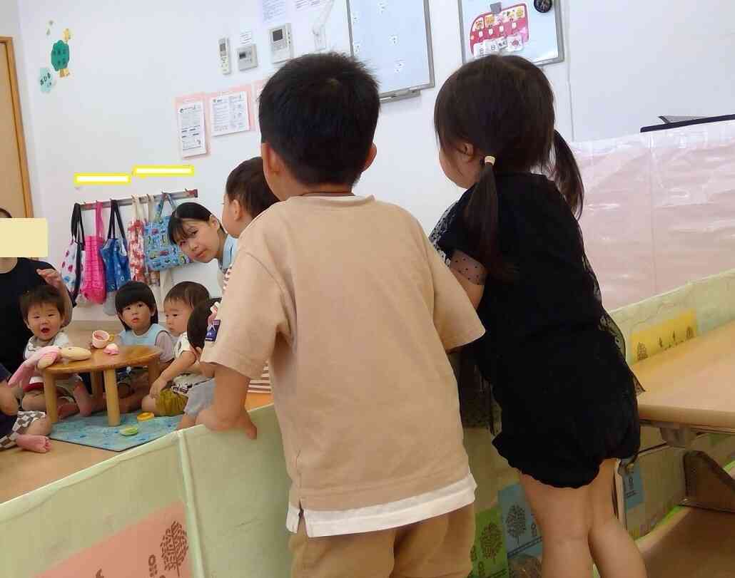 楽しそうな事が始まると隣のクラスのお友達も気になり「何してるの？」と声をかけます。