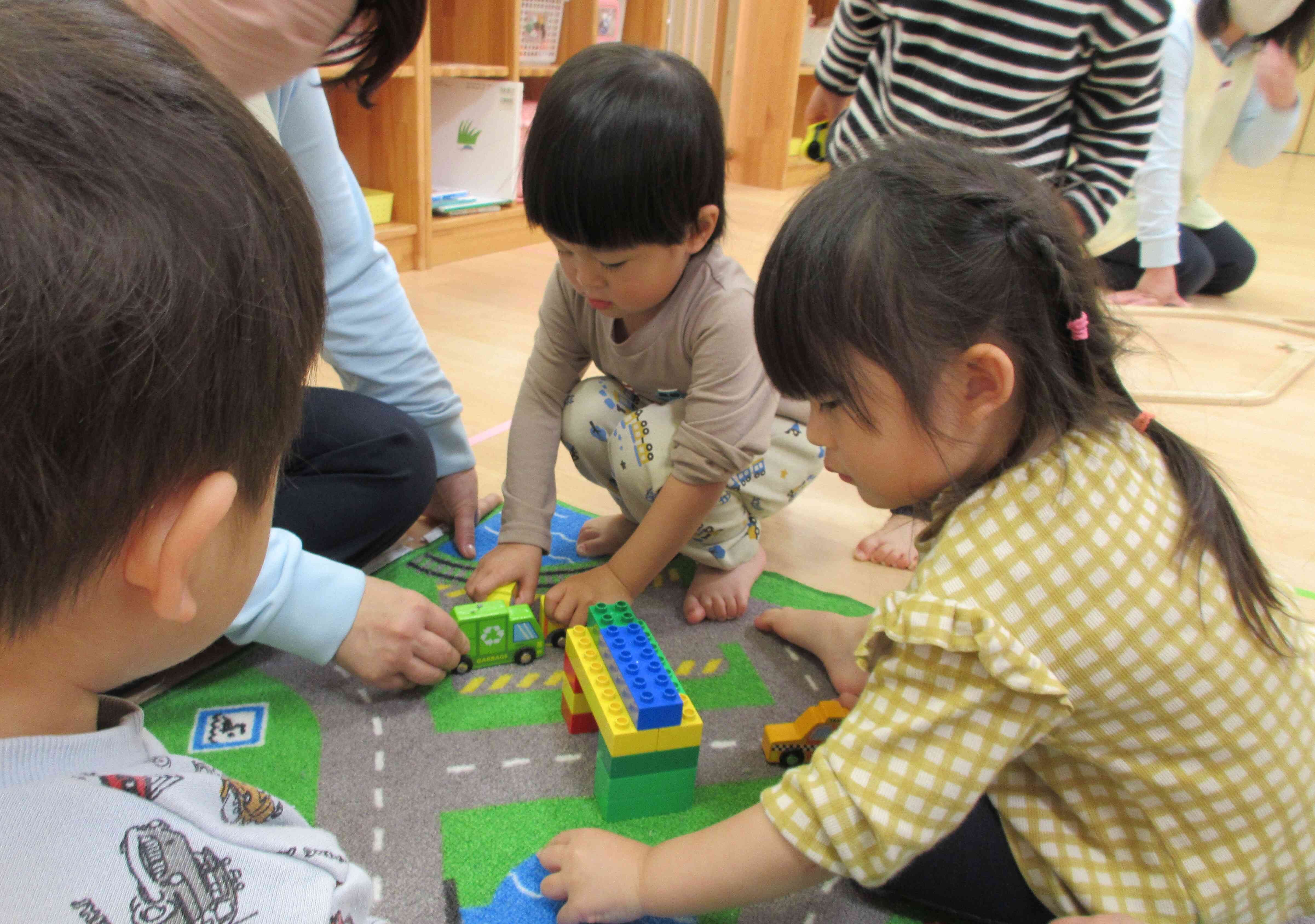 「１歳児・あひる組」「２歳児・うさぎ組」～くるま遊び～