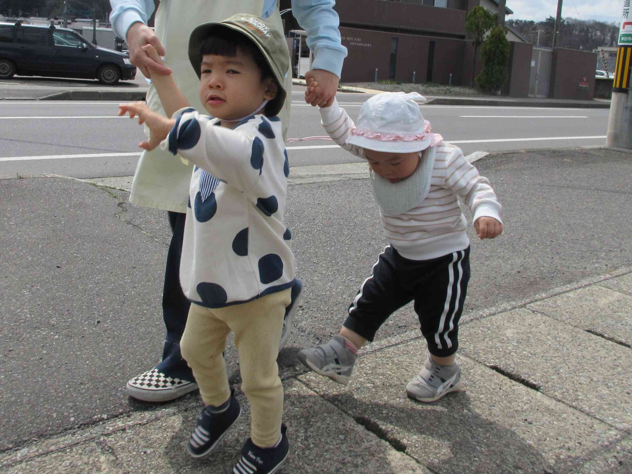 １歳児クラスのお友達もみんなと一緒にお出かけ。