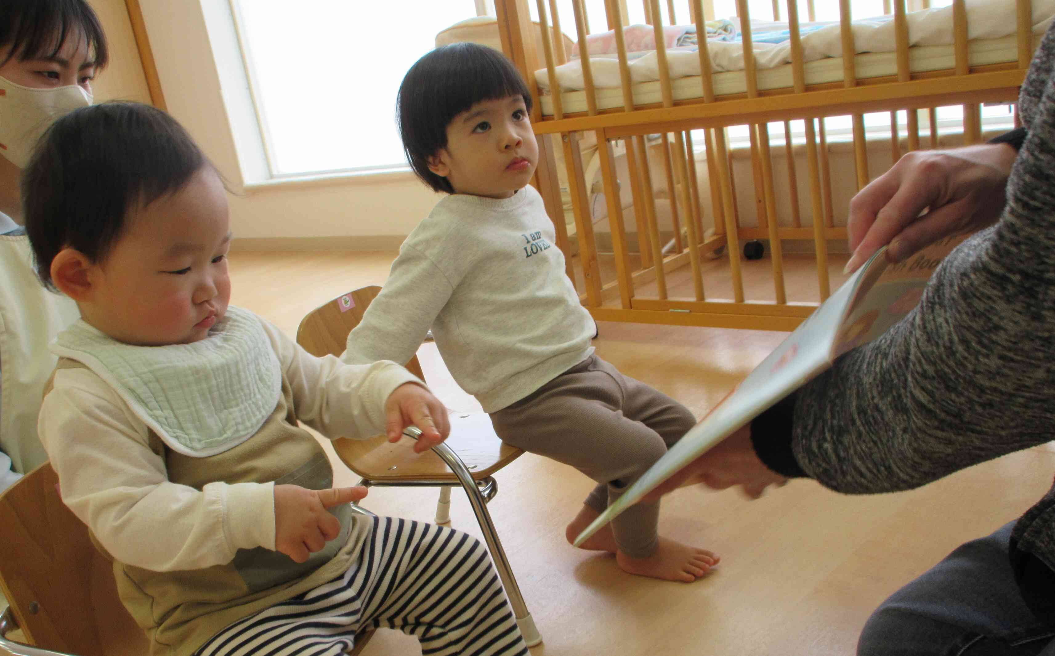 絵本をみるよ。