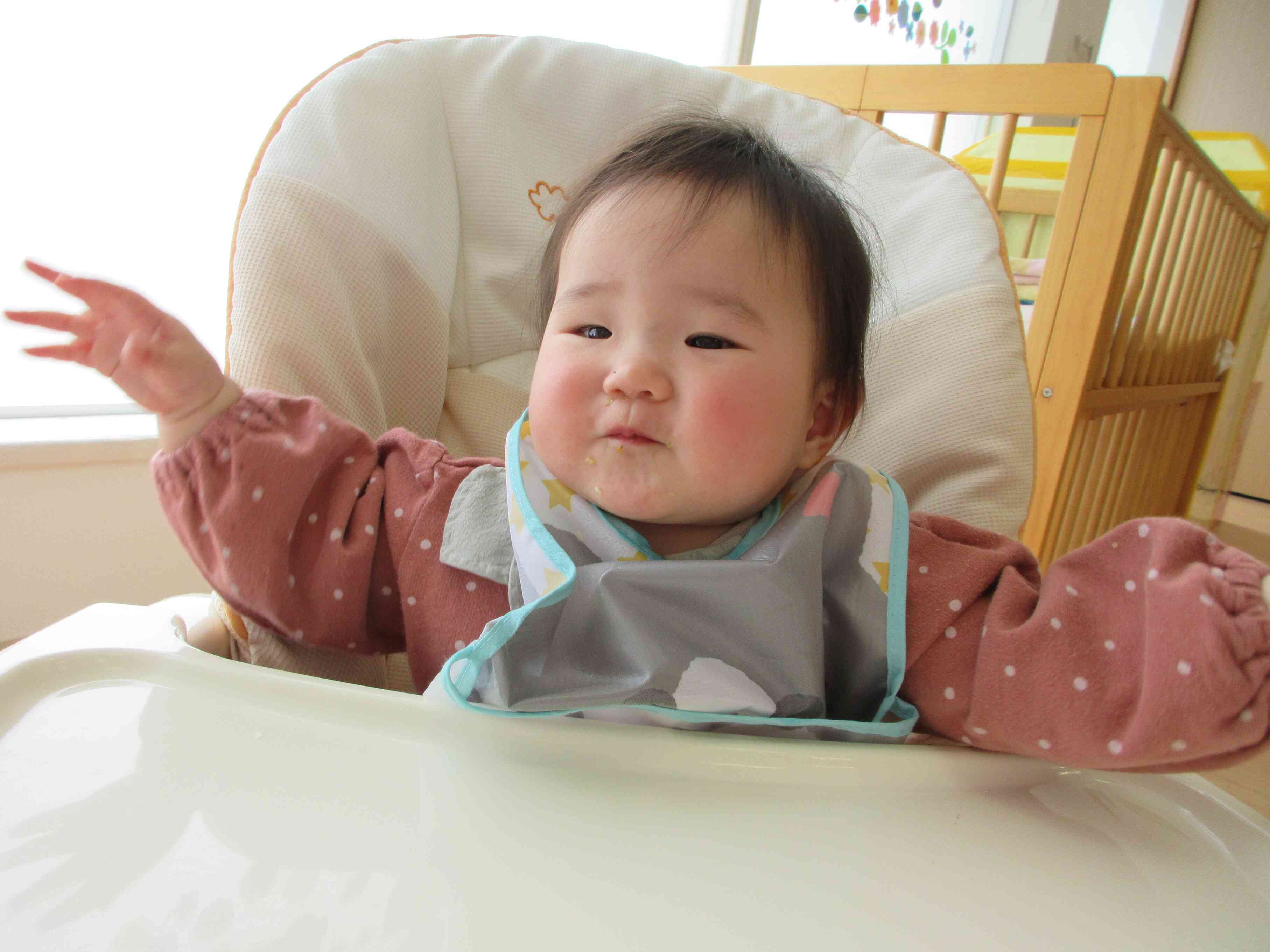 ごはん、おいしい！手を広げてニコニコ。