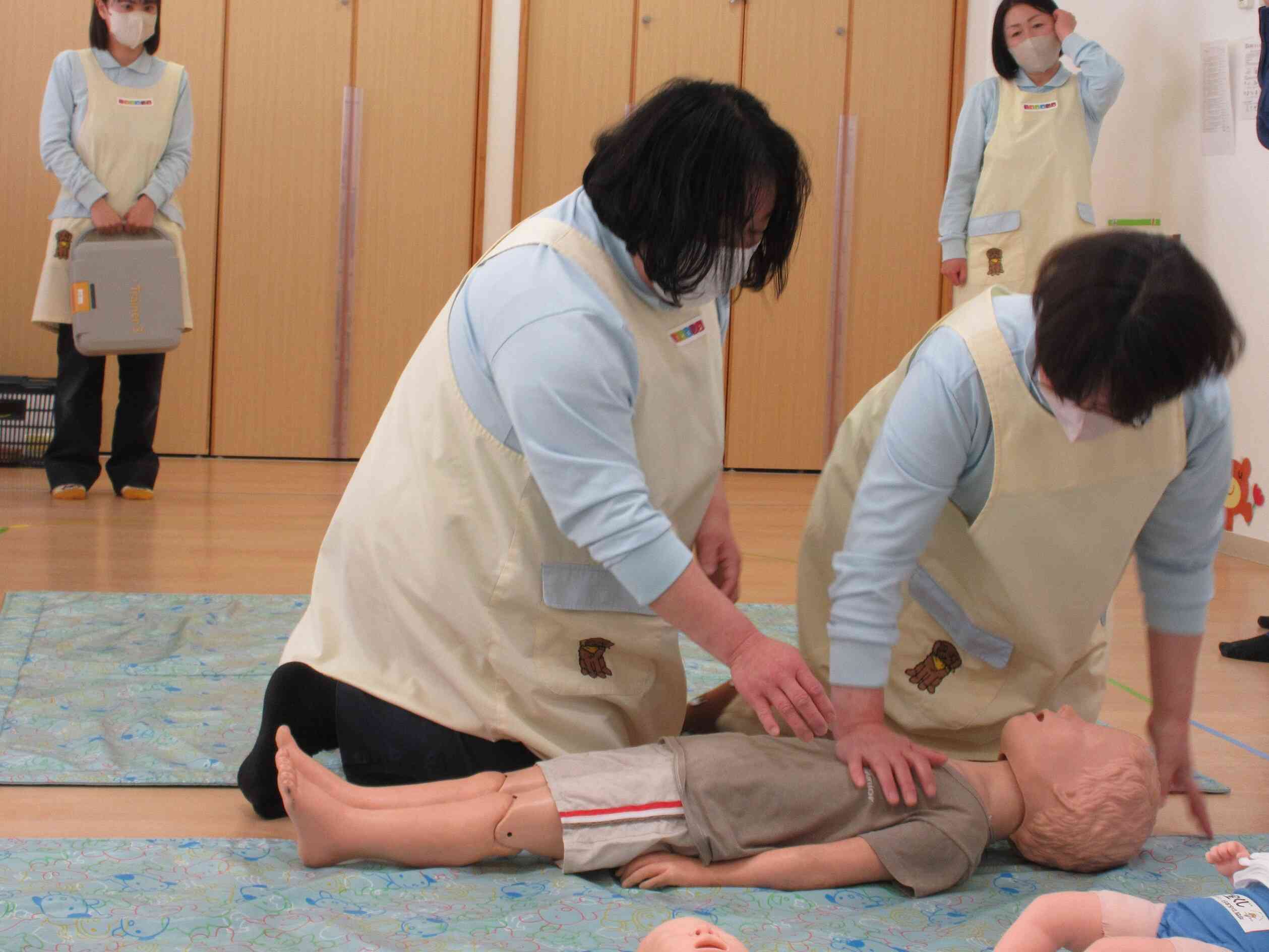 幼児の心肺蘇生法も学びました。