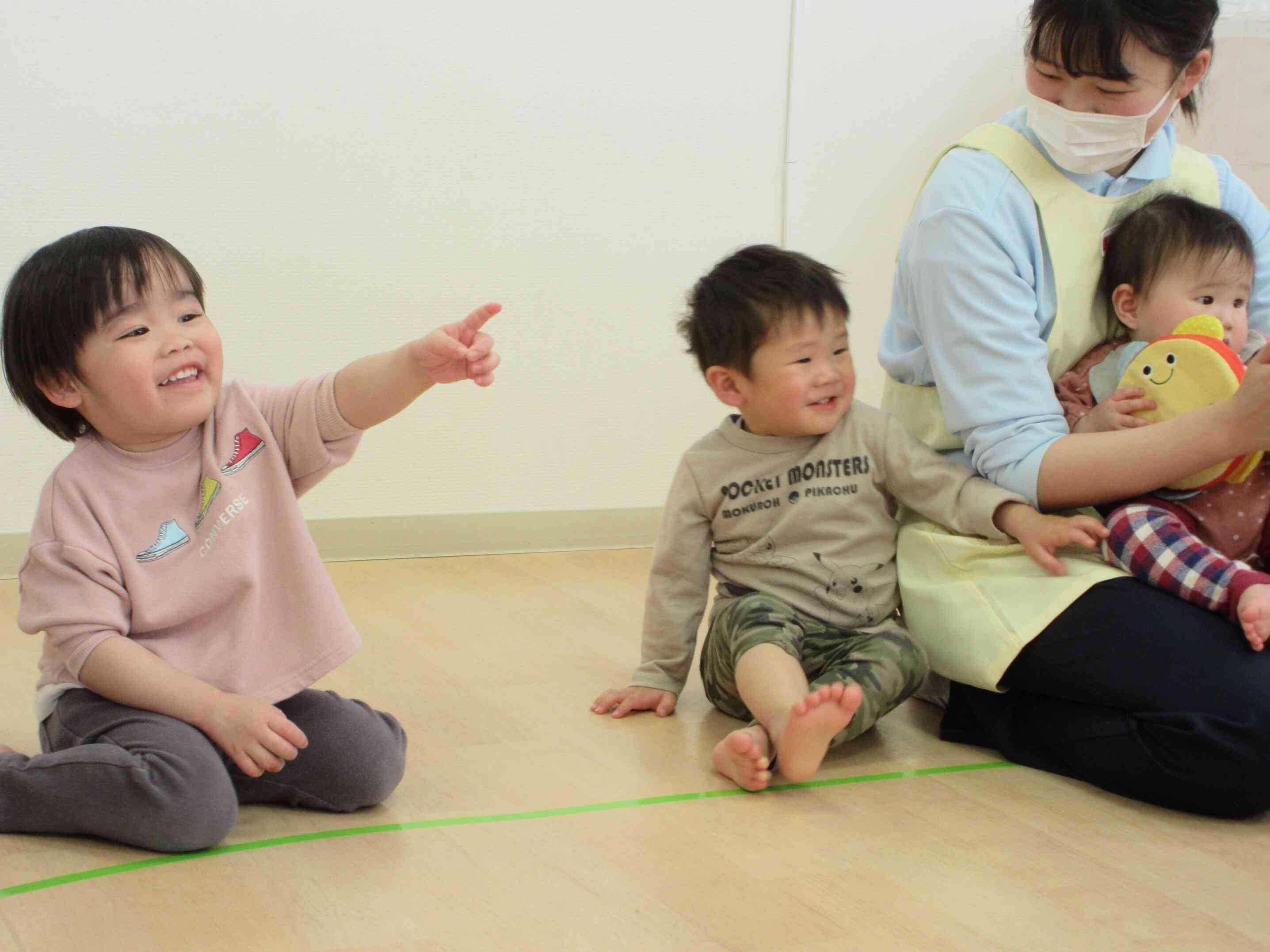 「あれなんだ？」楽しいことを見つけたようです。