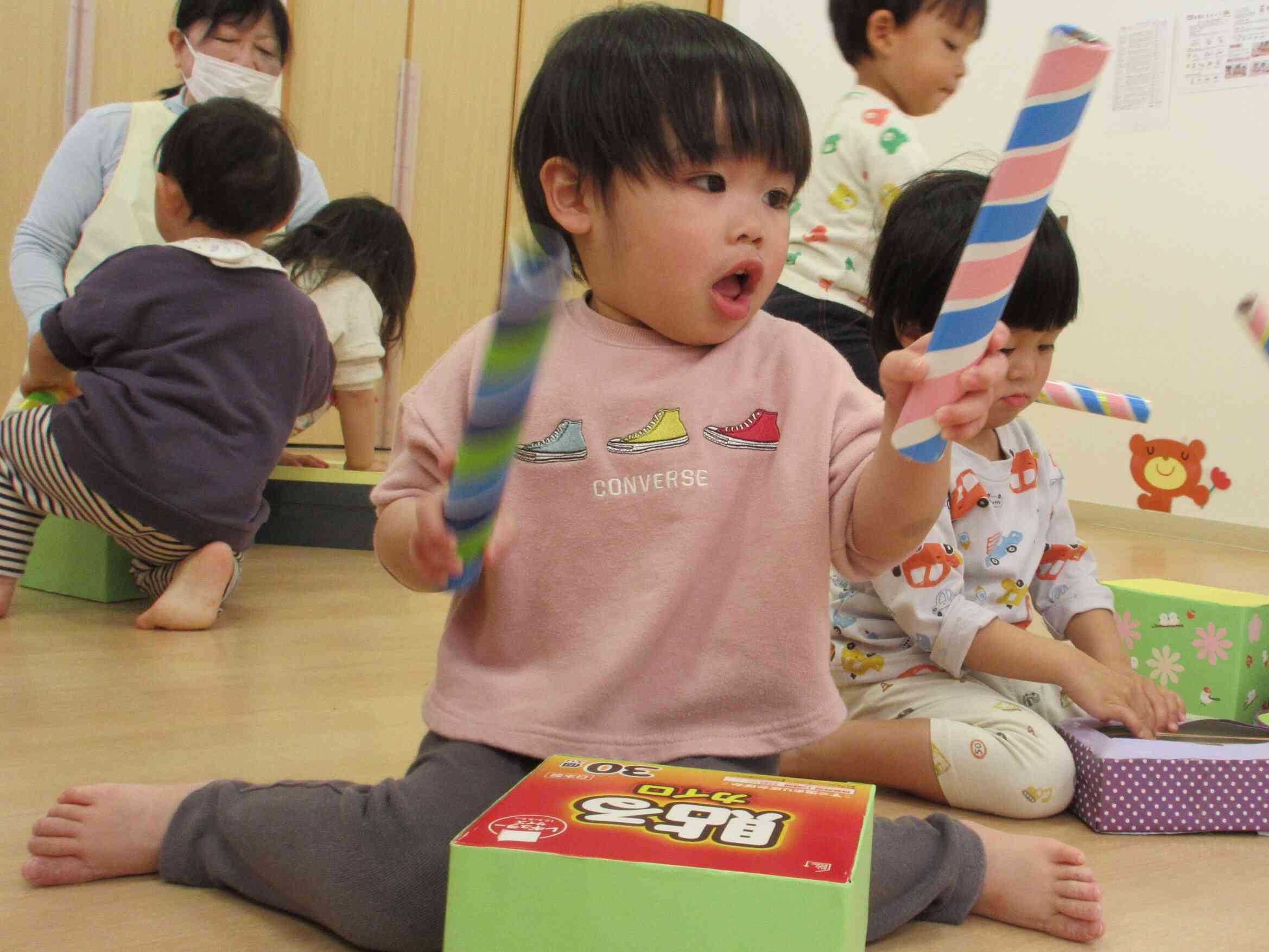 「むすんで　開いて・・・♬」音楽に合わせてドンドンドン