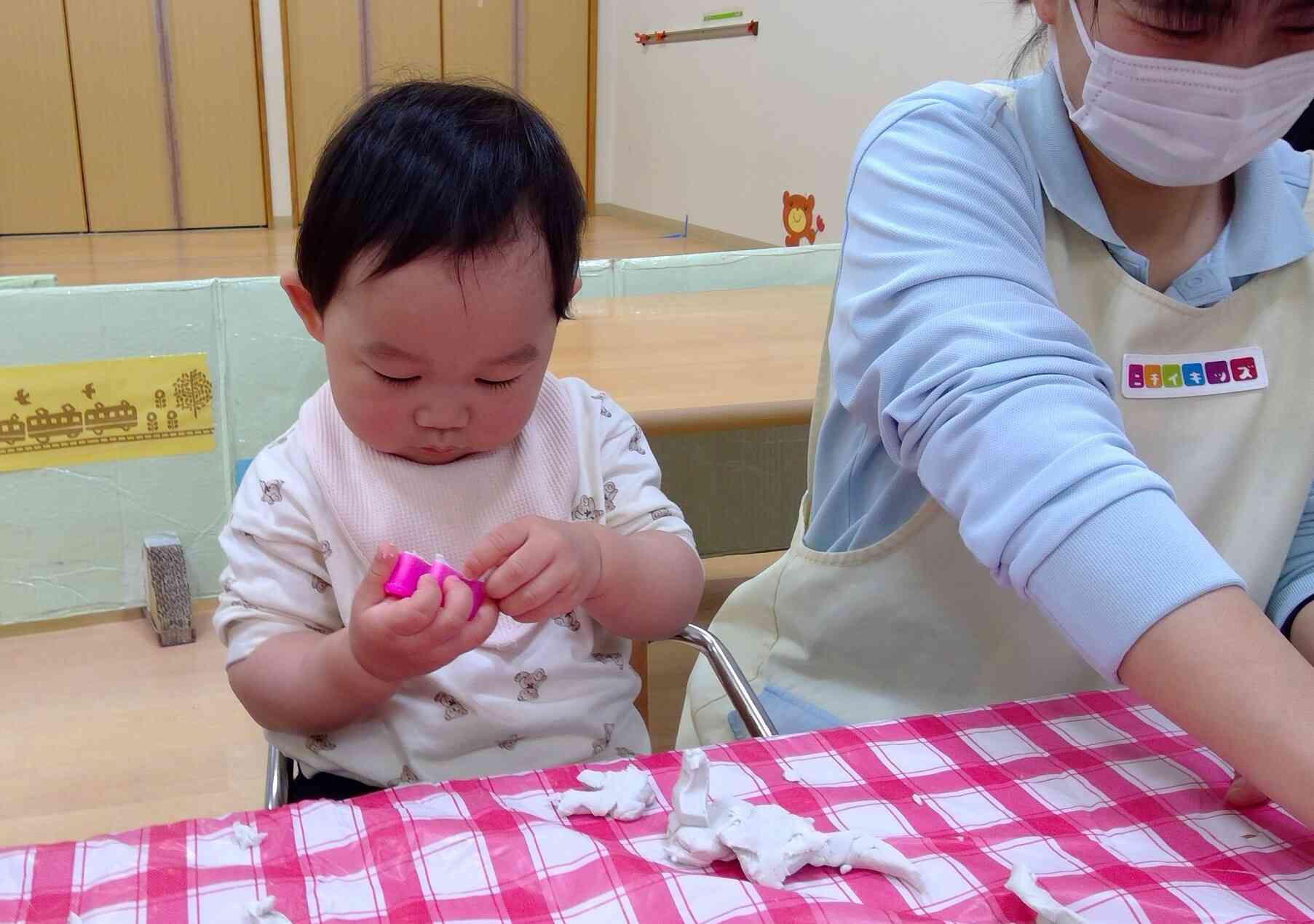 ２回目の粘土遊び、こねこね楽しいな！