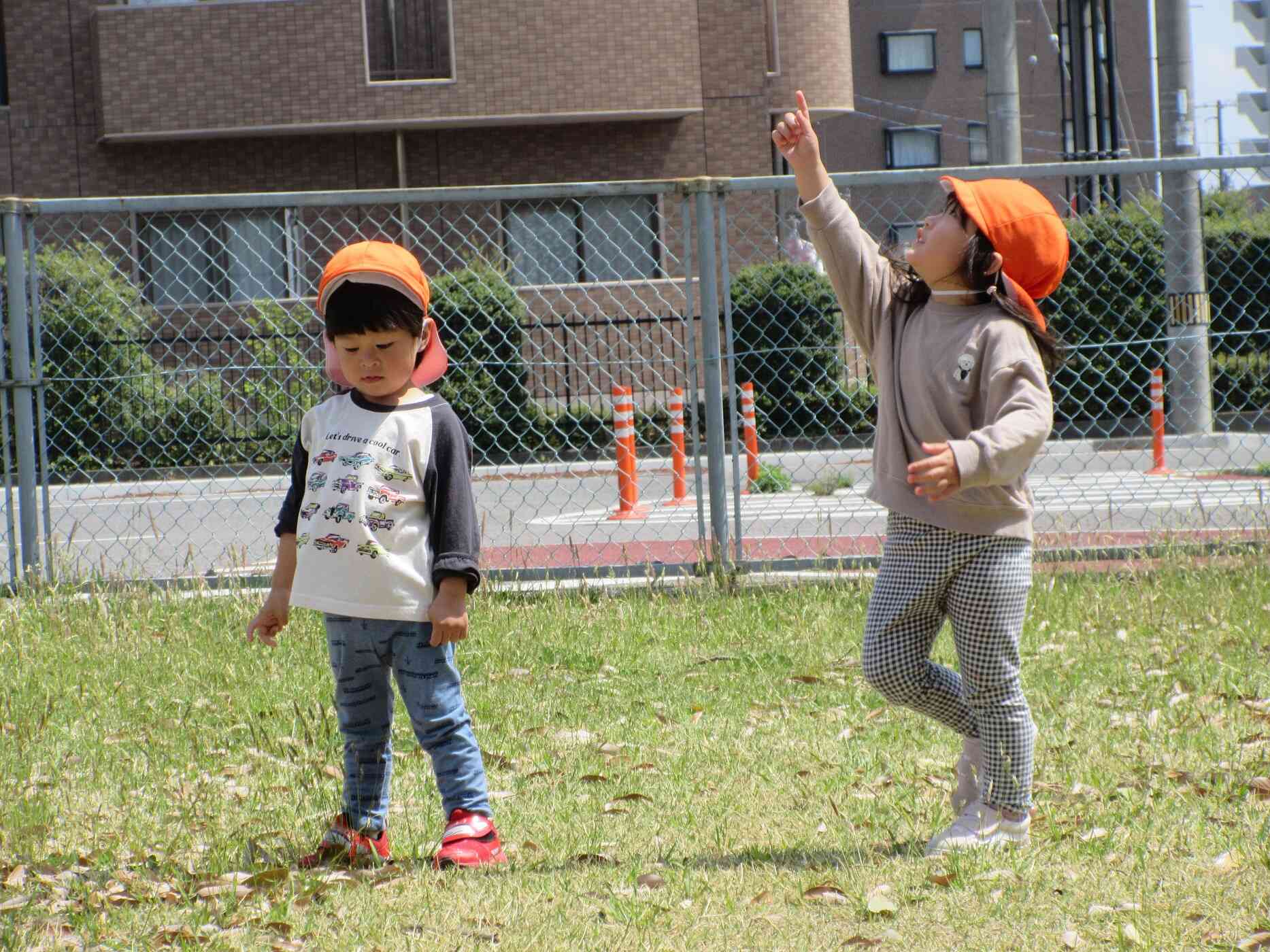 「あっ！ひこうき雲みいつけた。」