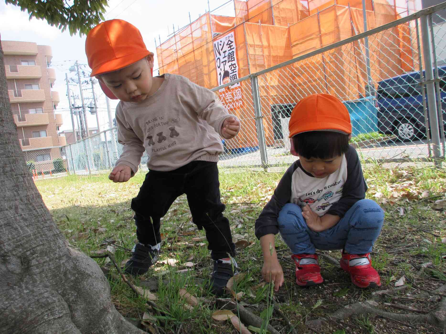 「ねえねえ、見て虫いたよ」「あっ！ほんとだ」