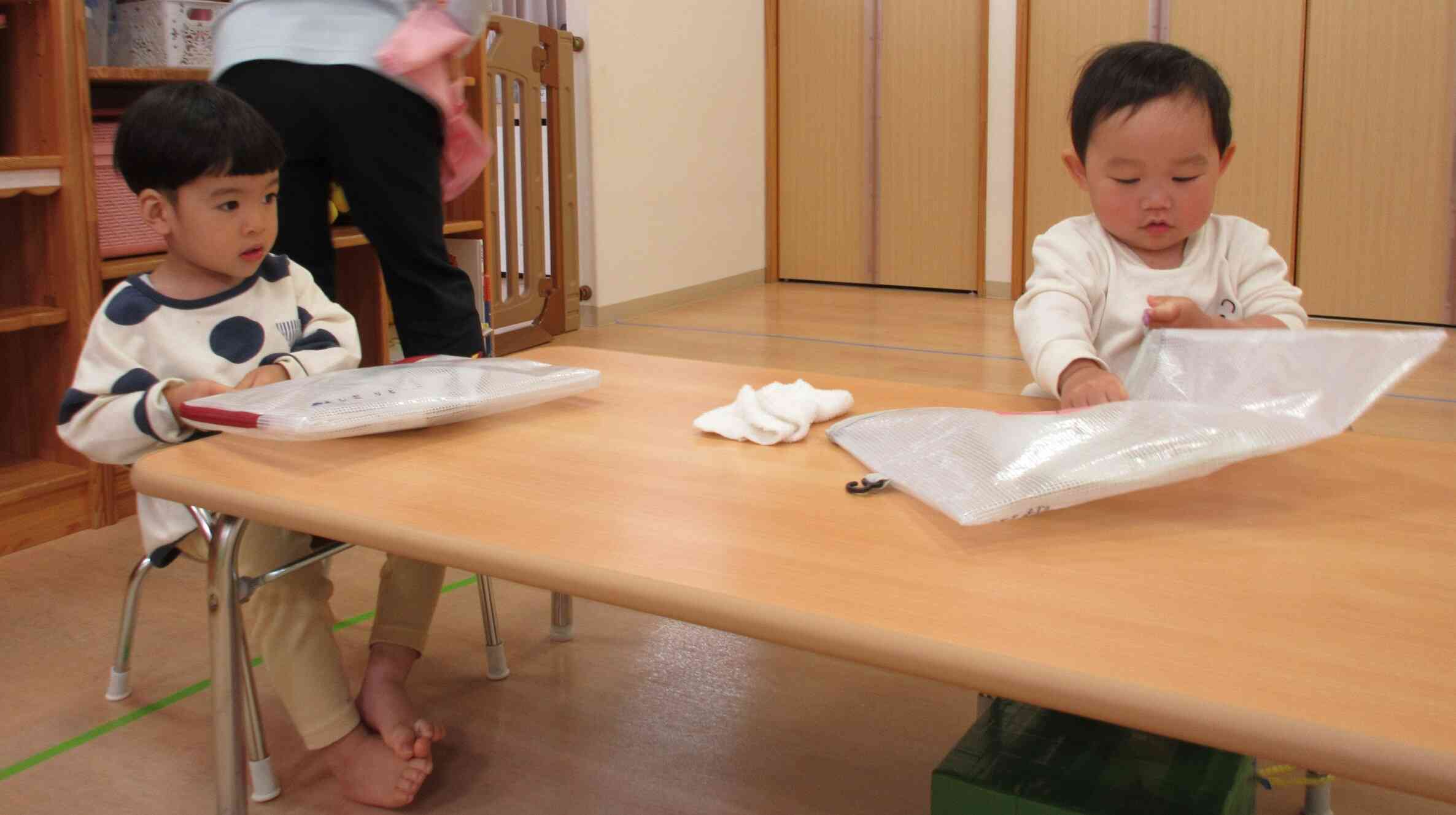 １歳児クラスのお友達はお片付けも上手です。