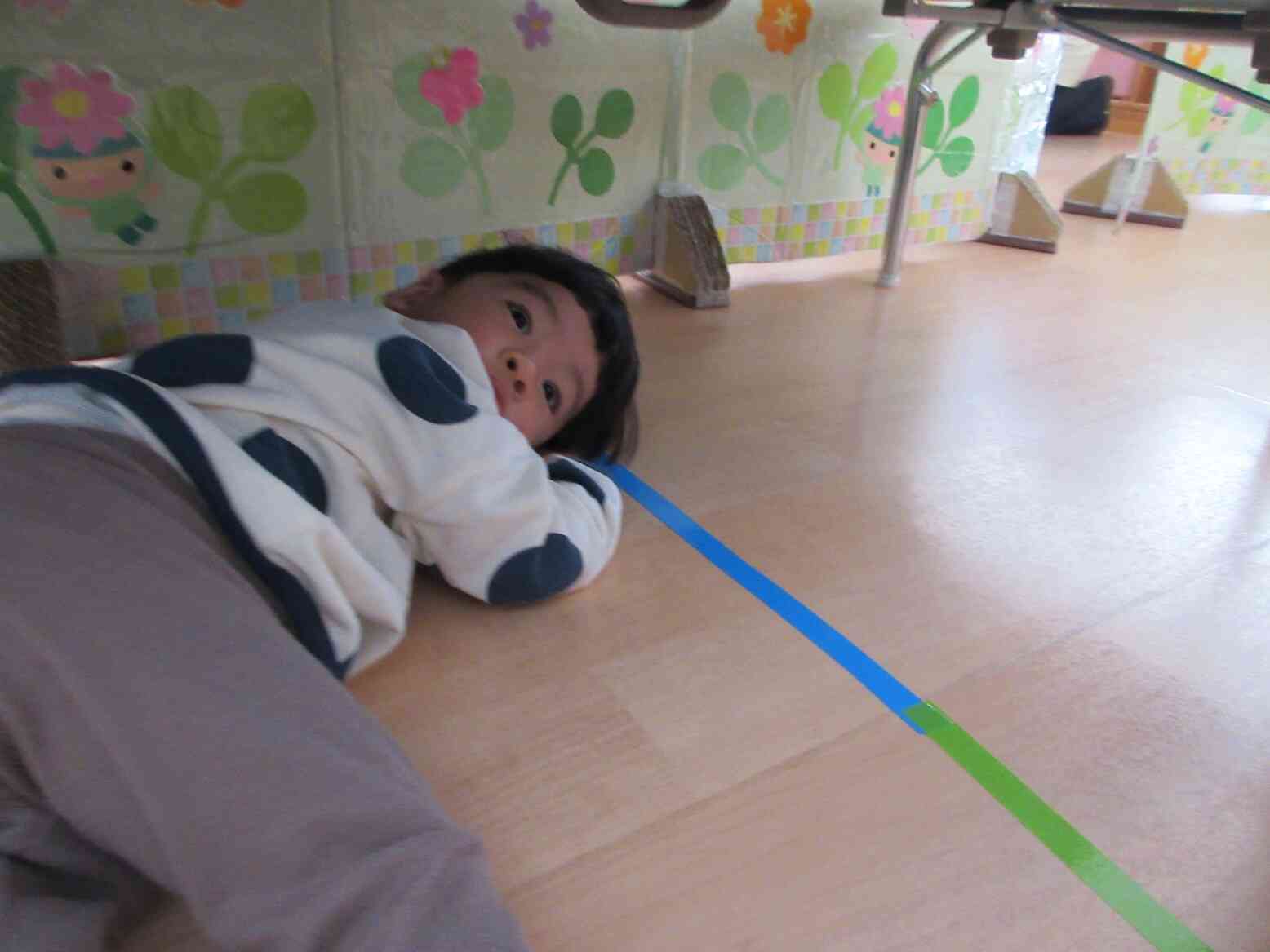 １歳児クラスのお友達もテーブルの下にもぐれました。
