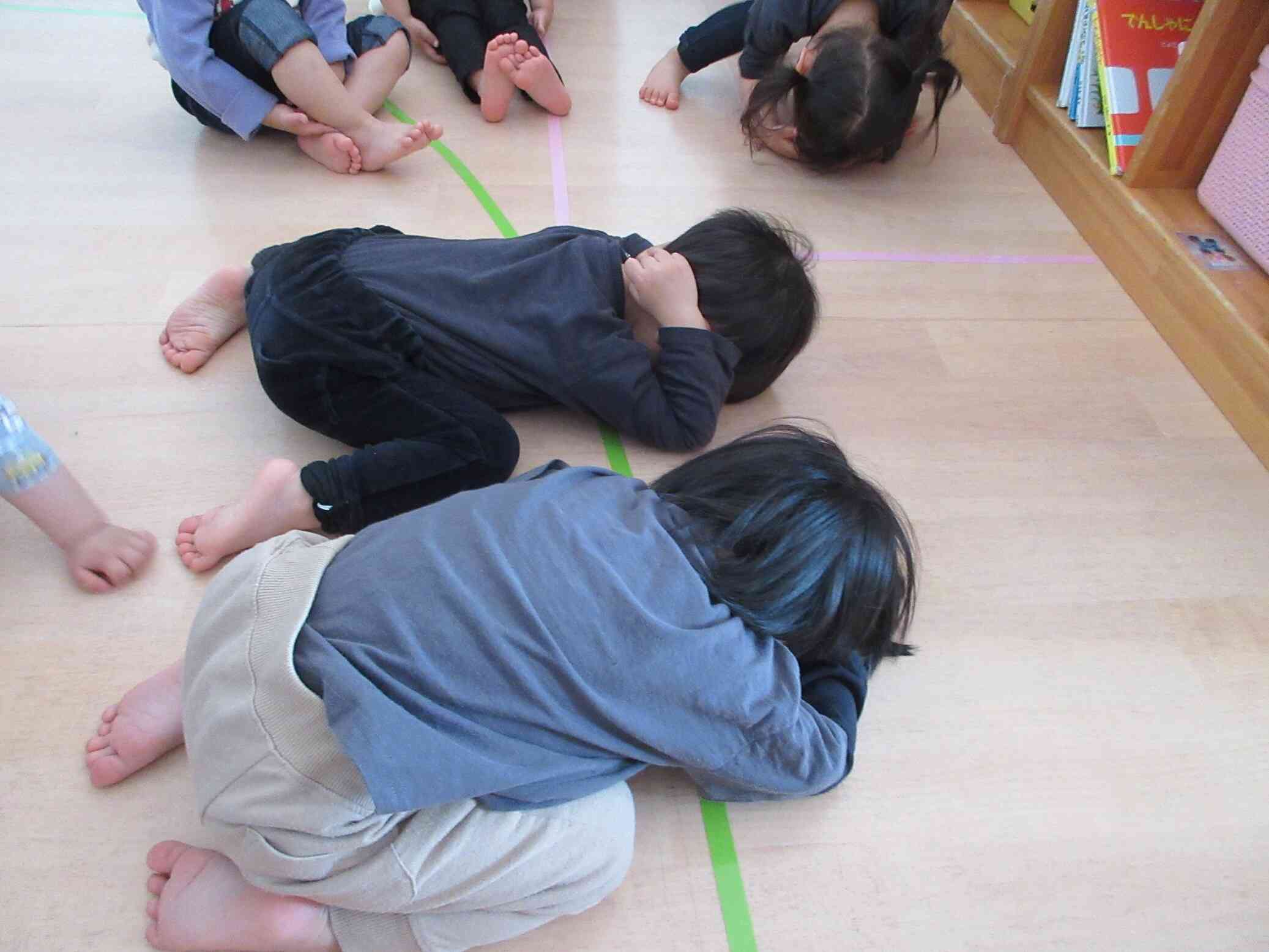 ダンゴ虫のポーズになるよ。