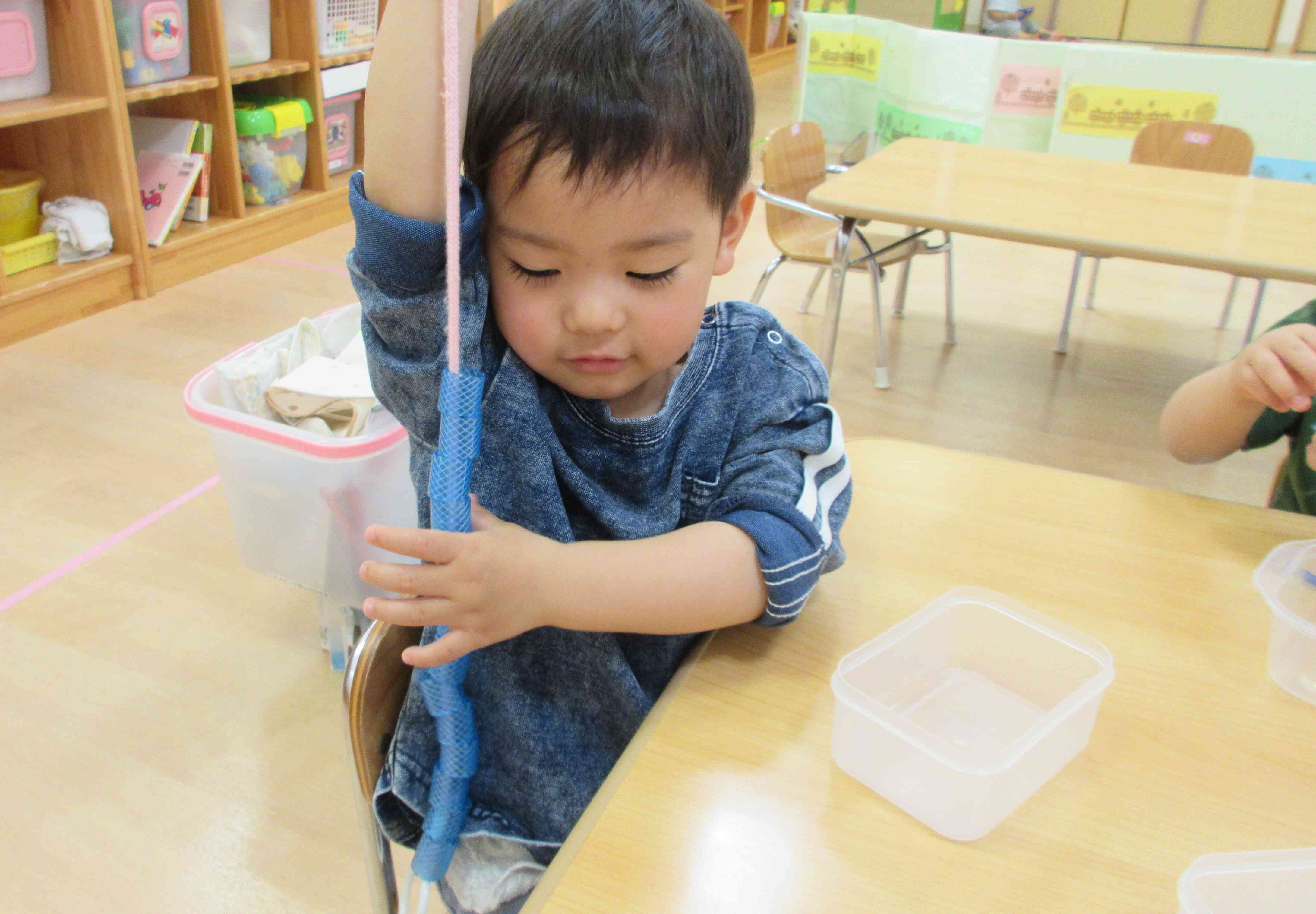 「２歳児・うさぎ組」～紐通しあそび～