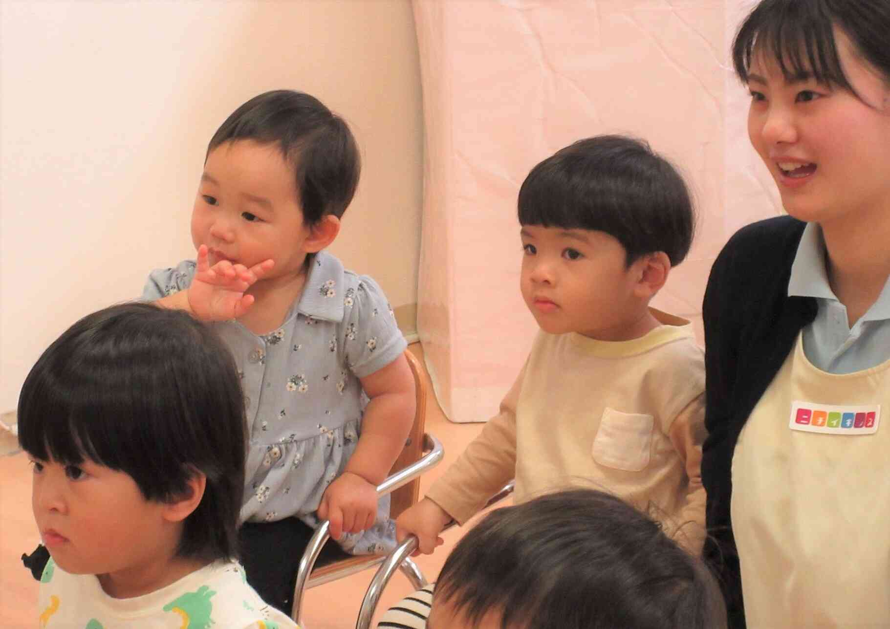 楽しいお話に１歳児クラスのお友達も集中。
