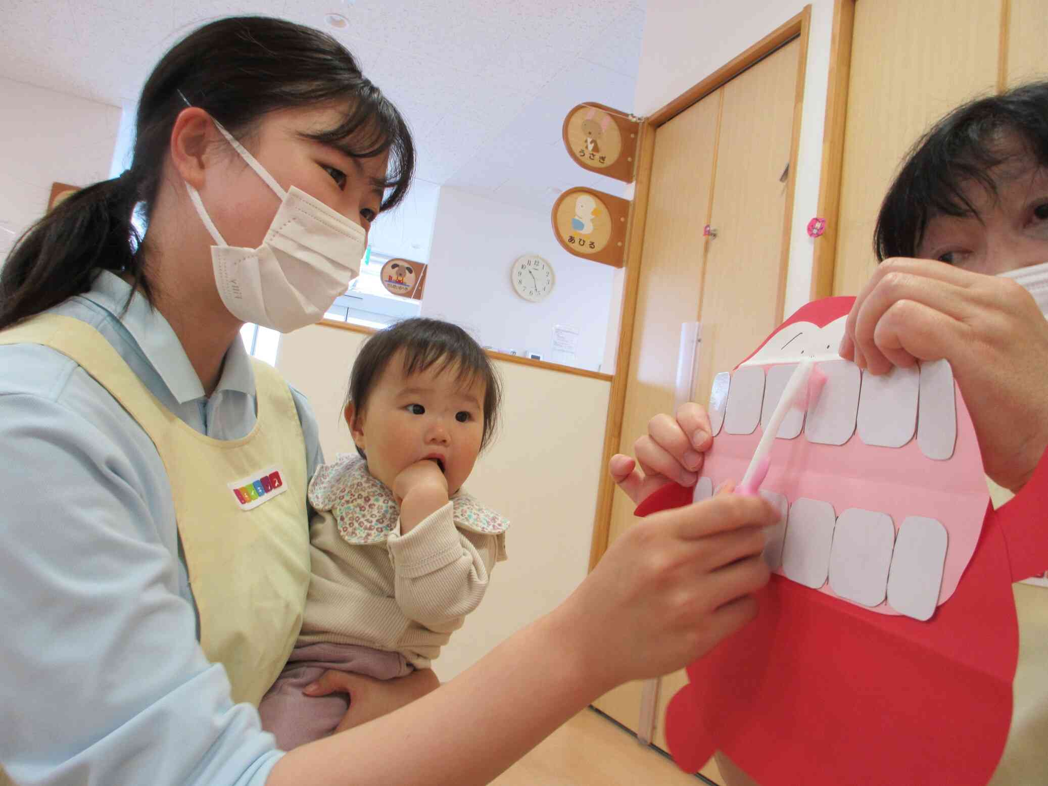 ０歳児クラスのお友達も、お口の中に興味津々です。