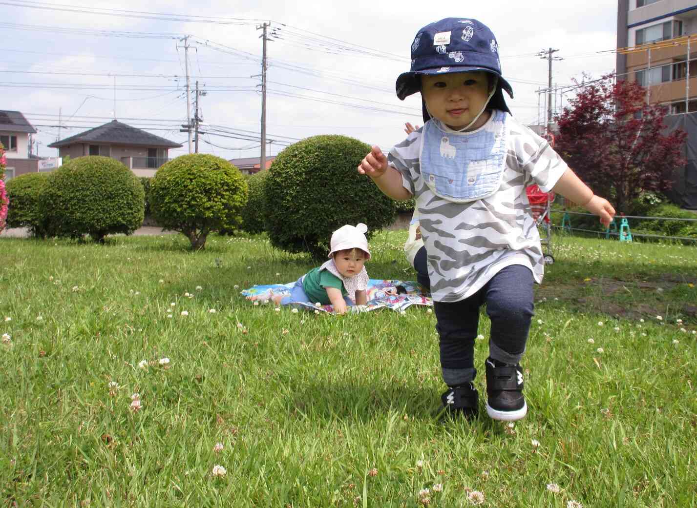 柔らかい芝生の上なら転んでも平気だよ。
