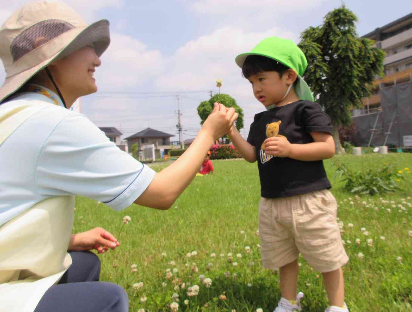 1歳児クラス【お花、どうぞ】