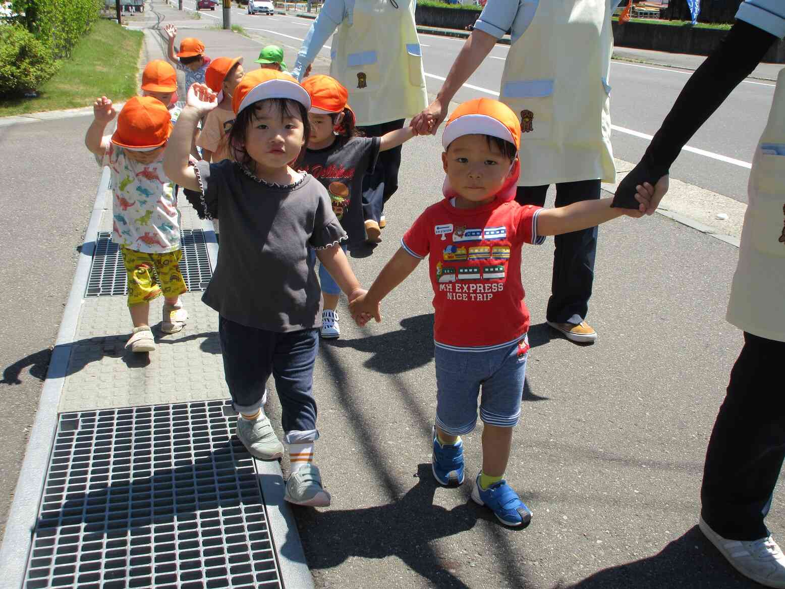 先生が道路側になり、いつも子供たちの安全に気を付けてお出かけしています。