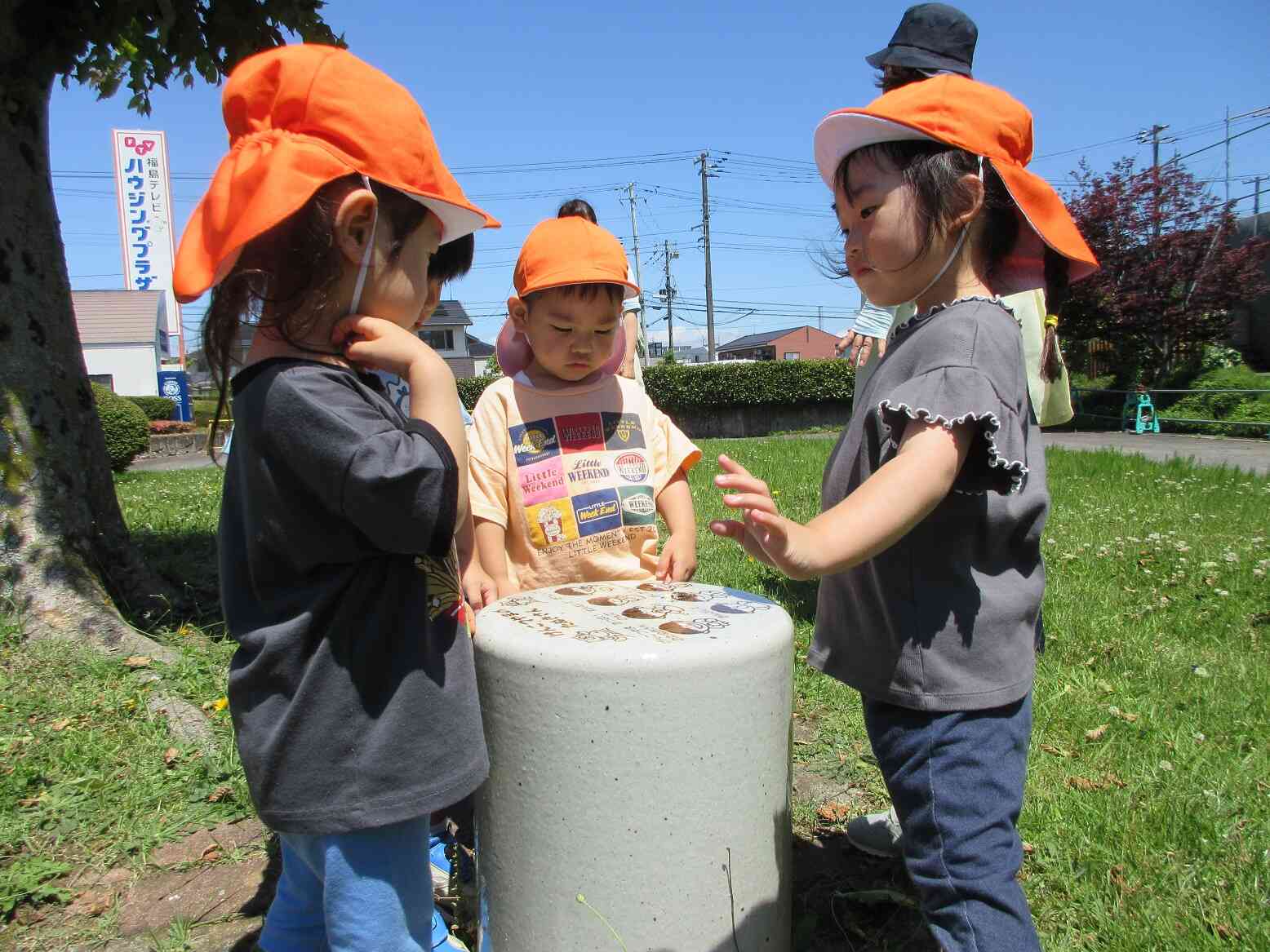 2歳児クラスのお友達、秘密会議。