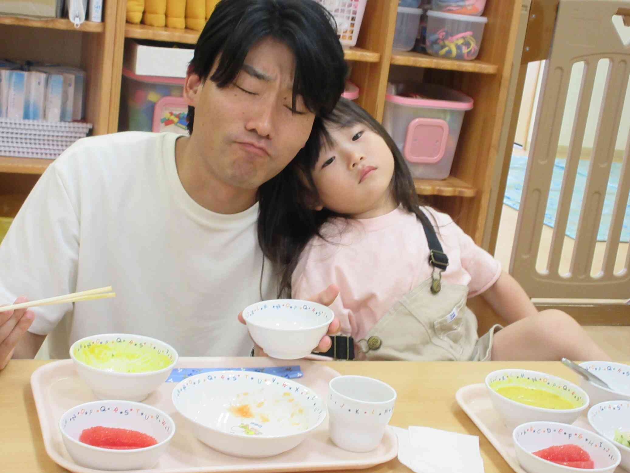 「パパ、おなかいっぱい」パパにペッタン