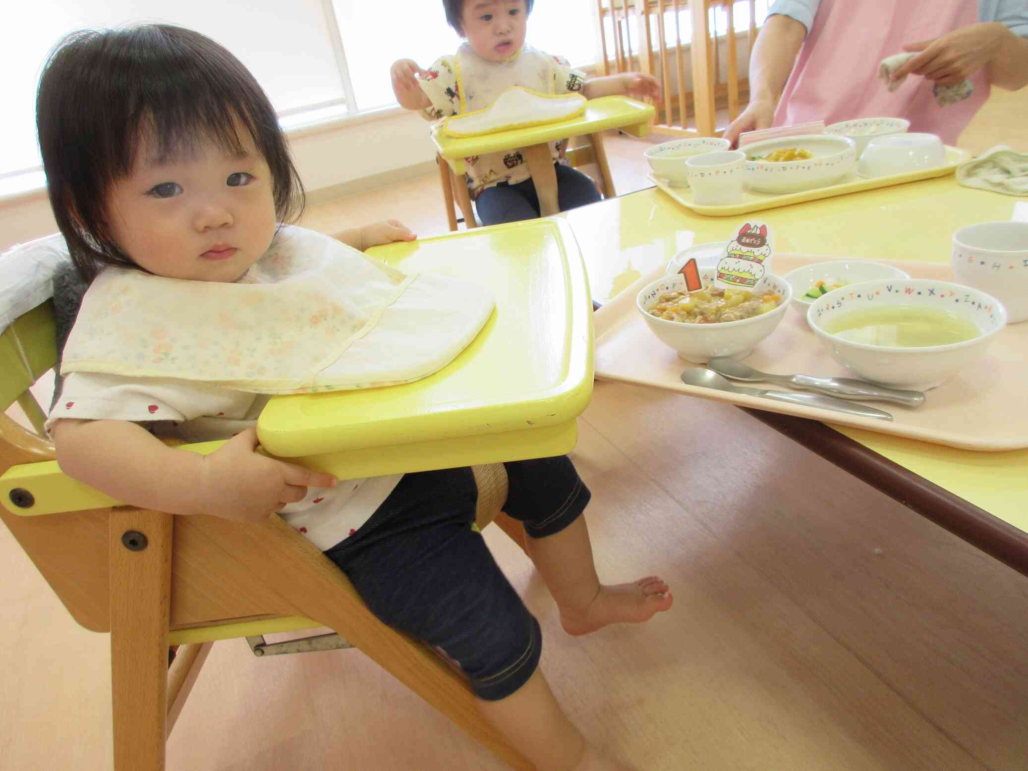 お誕生児にはプレートが飾られました。