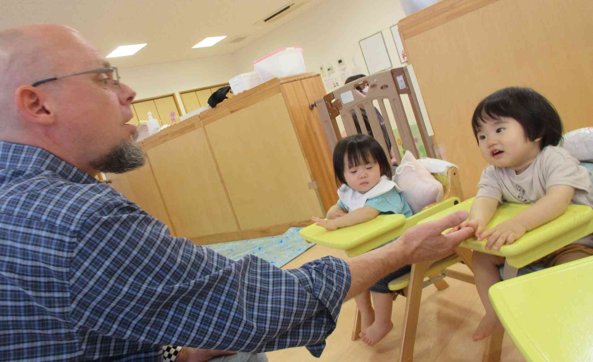 ０歳児クラスのお友だちも先生と握手。