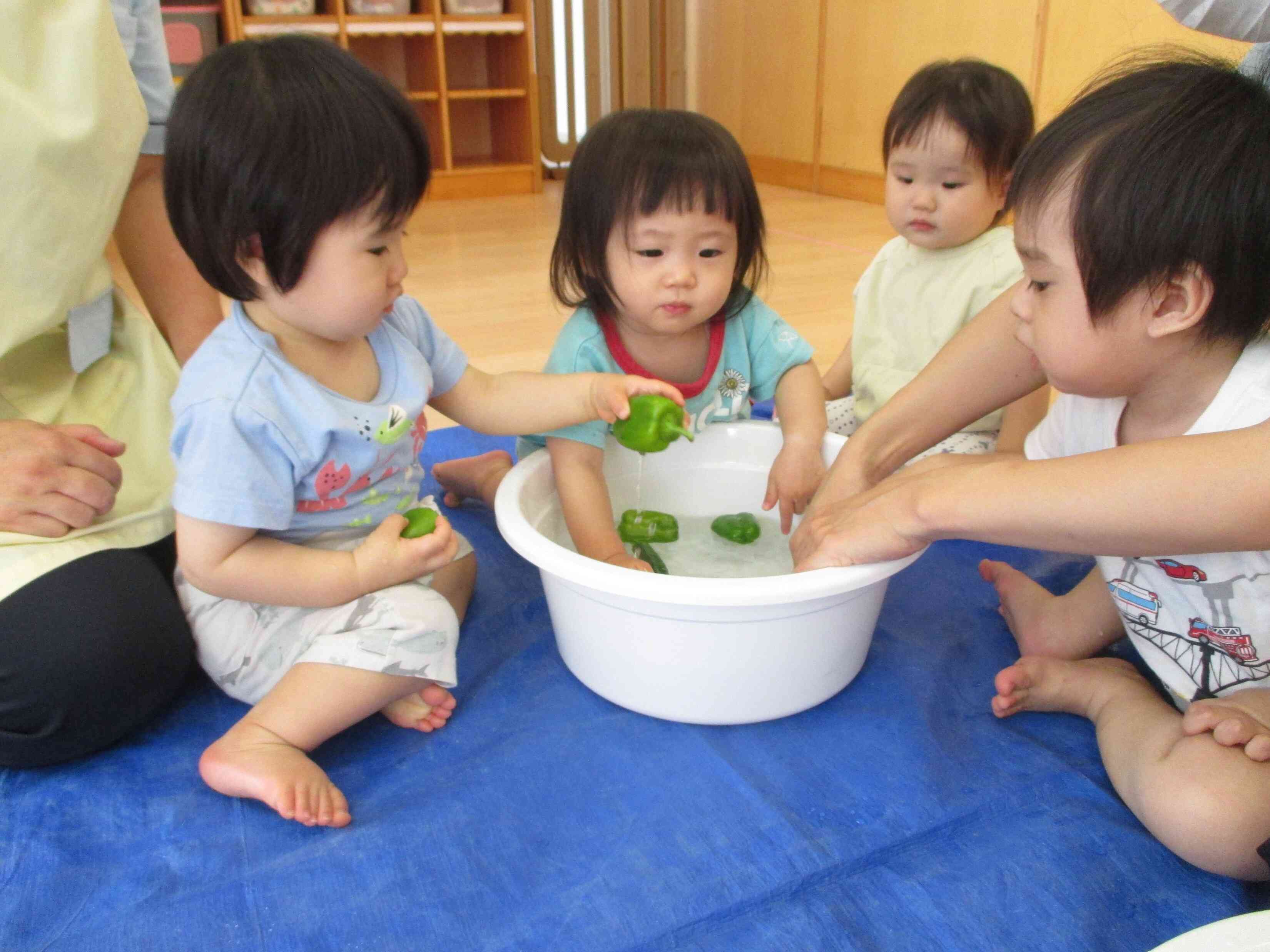 ０歳児はピーマンを洗ったよ☆