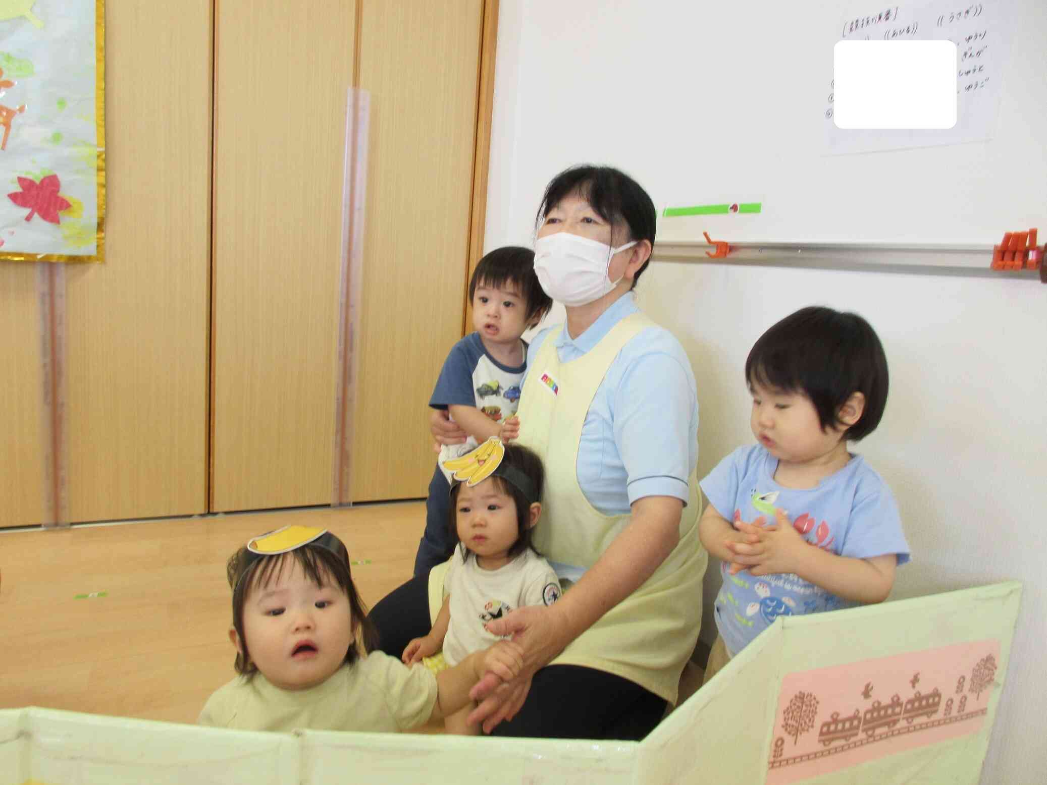 0歳児クラス「ひよこ組」の子ども達はお兄さん、お姉さんの行進を応援しました。