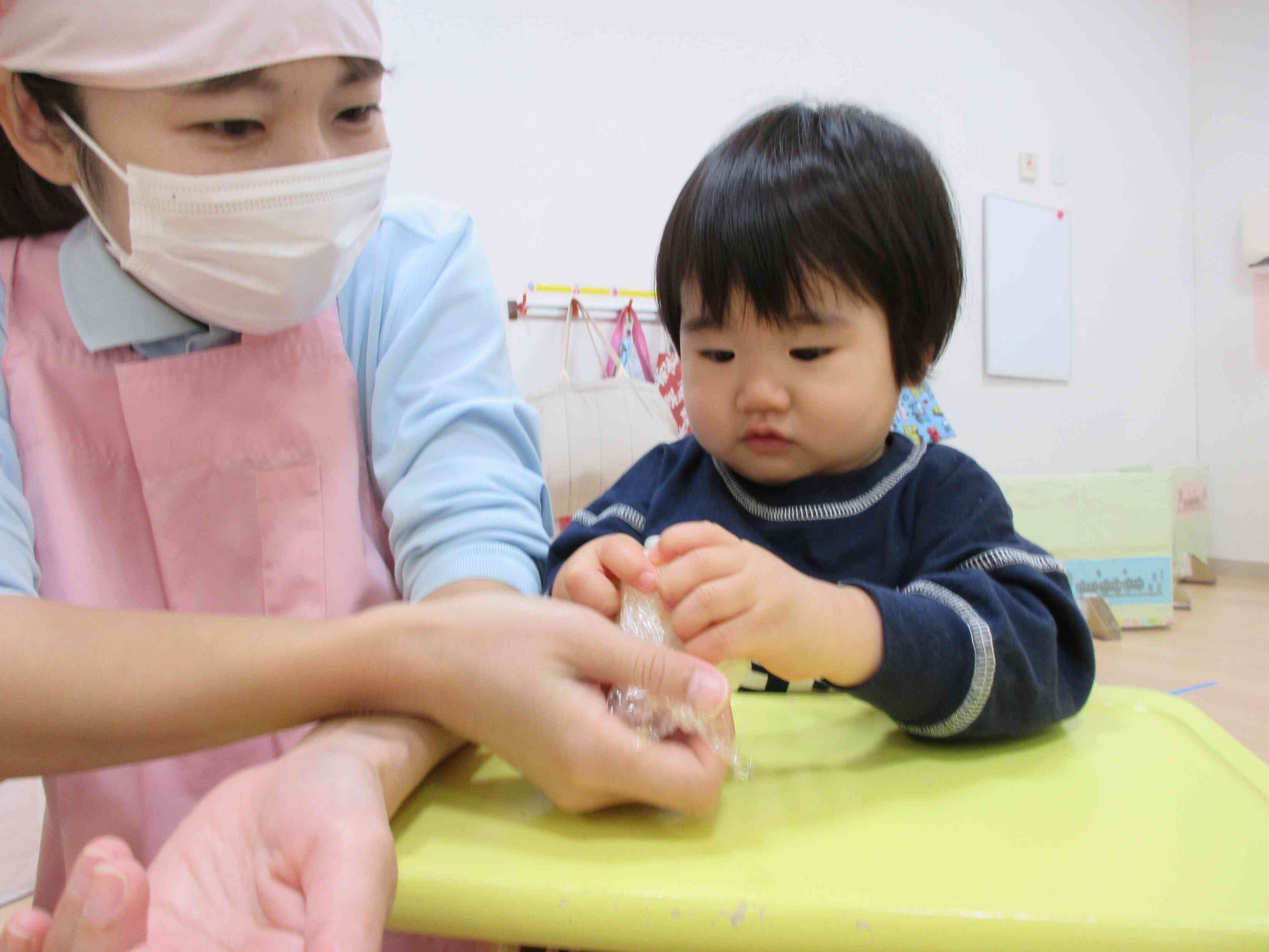 ０歳児のお友だちもにぎにぎしたよ。