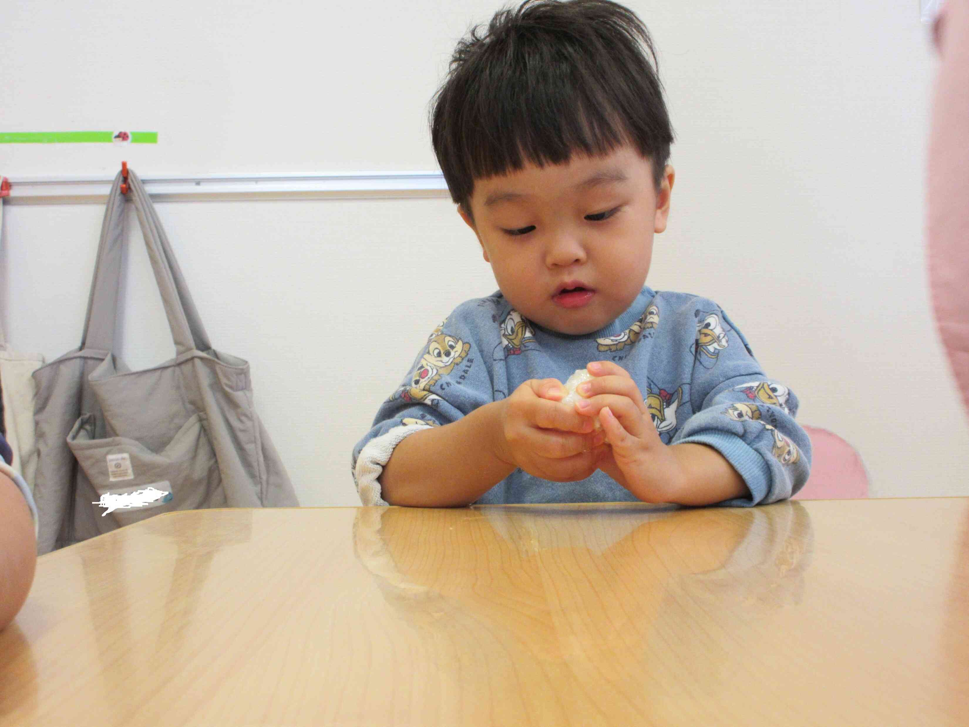 ご飯をギュッ、ギュッ！