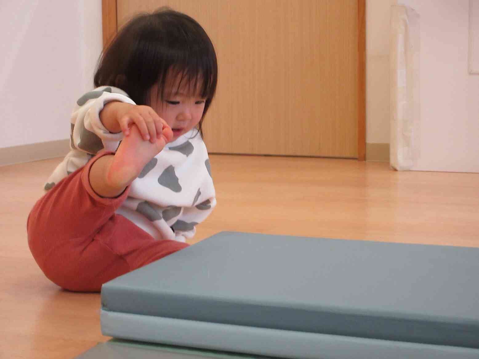 こんな事も出来るようになりました「足をあげてポーズ！」