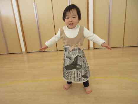 １歳児（あひる組）　新聞紙遊び